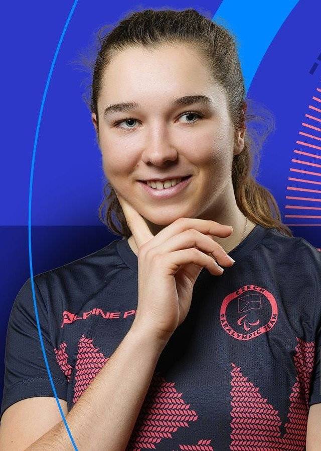 Vážení spoluobčané! Buďte u toho! Přijďte pozdravit naši medailistku! 😀 Srdečně zveme všechny sousedy a fanoušky na slavnostní přivítání Simony Bubeníčkové, která získala třikrát stříbro🥈🥈🥈 a jednou bronz🥉na Zimních paralympijských hrách 2026 v Itálii. ⛷️🎯Spolu se Simčou nás navštíví i její trasér David Šrůtek a další členové organizačního týmu. Přijďte se podělit o radost, pogratulovat a spolu s vedením obce vyjádřit uznání za skvělou reprezentaci. 👏✨ Kdy: UŽ ZÍTRA! V úterý 17. března 2026 od 18:00 hodin. Kde: před budovou Úřadu městyse Velké Poříčí, s následnou besedou v sále Obecního domu. Těšíme se na setkání. 🤝