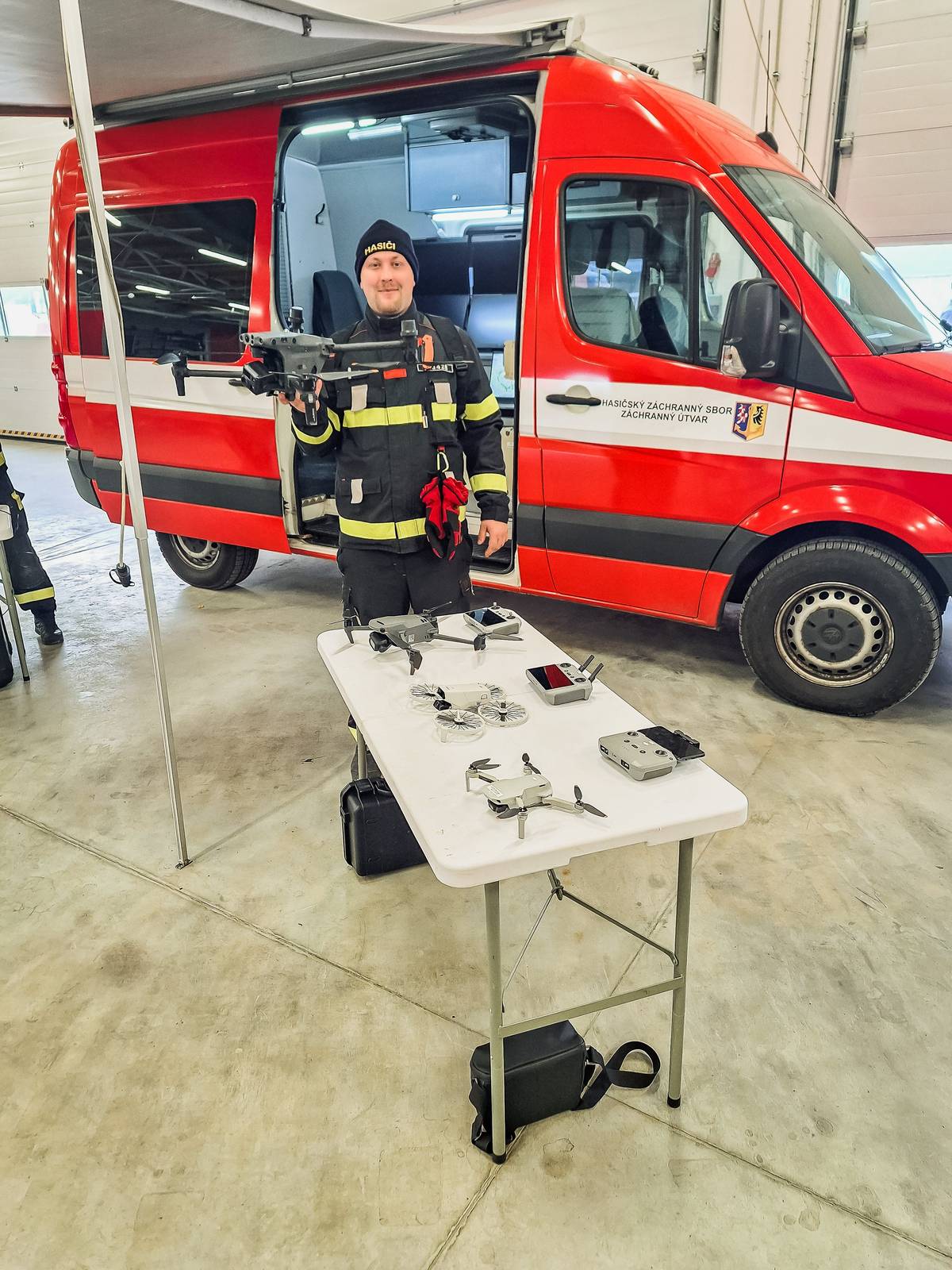 Záchranný útvar HZS ČR opět potvrzuje svou roli technologického lídra. V polovině února představil v Hlučíně nové těžké bezpilotní prostředky. Tyto stroje budou nově pomáhat tam, kam se lidská noha nebo běžná technika nedostane, tedy u rozsáhlých požárů, ničivých povodní i při pátracích akcích v nepřístupném či náročném terénu.   Nové drony nejsou jen běžnými hračkami pro monitorování. Jde o robustní stroje navržené pro extrémní podmínky. Jejich úkolem je poskytovat velitelům zásahu v reálném čase přehled o situaci, vyhledávat ohniska požárů pomocí termovizí nebo doručovat materiál do míst, která jsou pro pozemní techniku nepřístupná.   Útvar, který sídlí v Hlučíně, patří pod vedením brigádního generála Davida Kareše k absolutní špičce. „Jsem hrdá na to, že právě v Hlučíně sídlí profesionálové, kteří neustále posouvají hranice moderní záchranářské techniky. Nové bezpilotní prostředky jsou dalším důkazem jejich vizionářského přístupu, který ve výsledku znamená jediné – vyšší bezpečí pro nás všechny,“ uvedla starostka města Petra Tesková.   Nová technika bude do ostrého provozu zařazena okamžitě. Podle odborníků z útvaru je největším benefitem rychlost a schopnost operovat v prostředí s vysokým rizikem, aniž by došlo k ohrožení životů samotných zasahujících. V hlučínském areálu tak nyní vedle těžké vyprošťovací techniky dostává své pevné místo i nejmodernější letecká podpora.   #hlucin #mestohlucin #dronypomahaji