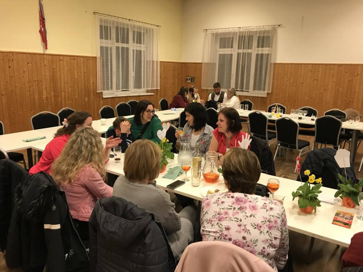 V kulturním domě „U Pitráků“ se sešli obyvatelé a přátelé Chmelné na tradiční oslavě Mezinárodního dne žen. Pestrý program předvedly děti společně s rodiči a o dobrou náladu se postarala kapela Chmelařinka.