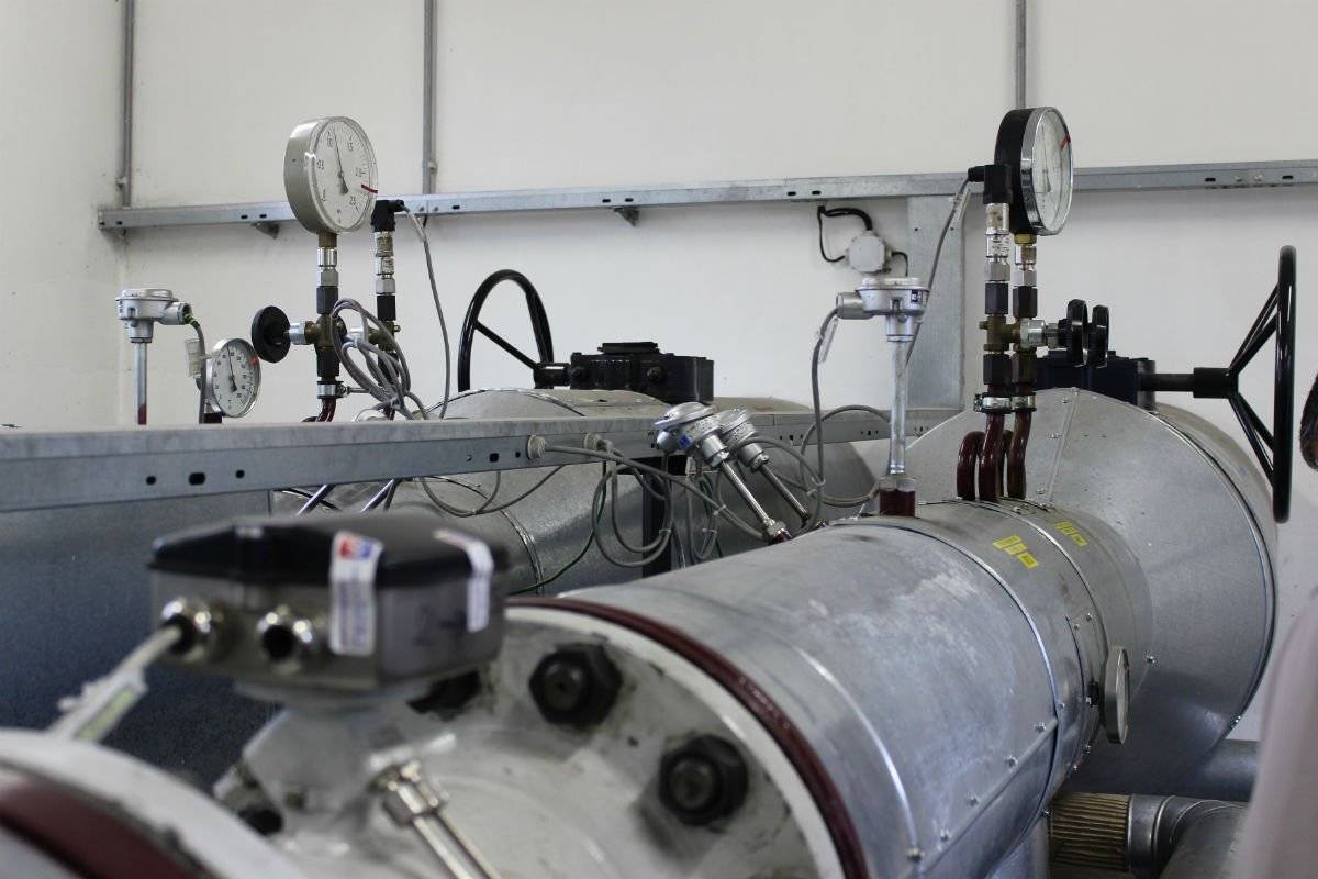 CHODOV (16. 3. 2026) – Město Chodov dnes zahájilo postupnou přejímku výměníků tepla a systému tepelného hospodářství od společnosti Marservis. Během dne byly převzaty první čtyři výměníky. Přejímky budou probíhat průběžně po celý týden. „Součástí přebírání je také důkladná kontrola stavu celé rozvodné soustavy. O výsledcích budeme obyvatele města podrobně informovat,“ uvedl starosta Chodova Patrik Pizinger. Pokud obyvatelé zaznamenají případné problémy s dodávkami tepla nebo teplé vody, mohou kontaktovat pohotovostní linku městské společnosti Teplo Chodov na telefonním čísle 601 116 181.