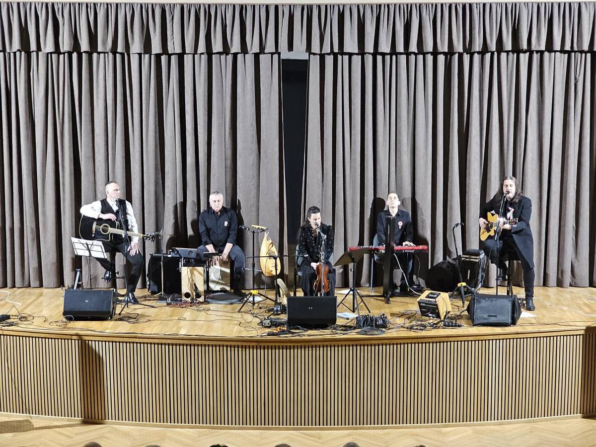 Produkcia s názvom „Bez hraníc – My nie sme Maďari žijúci za hranicami, ale Maďari bez hraníc“ dokázala, že sila hudby dokáže presiahnúť hranice.  A „Határtalanul – Mi nem határon túli magyarok vagyunk, hanem határtalanul magyarok” című produkció bebizonyította, hogy a zene ereje nem ismer határokat