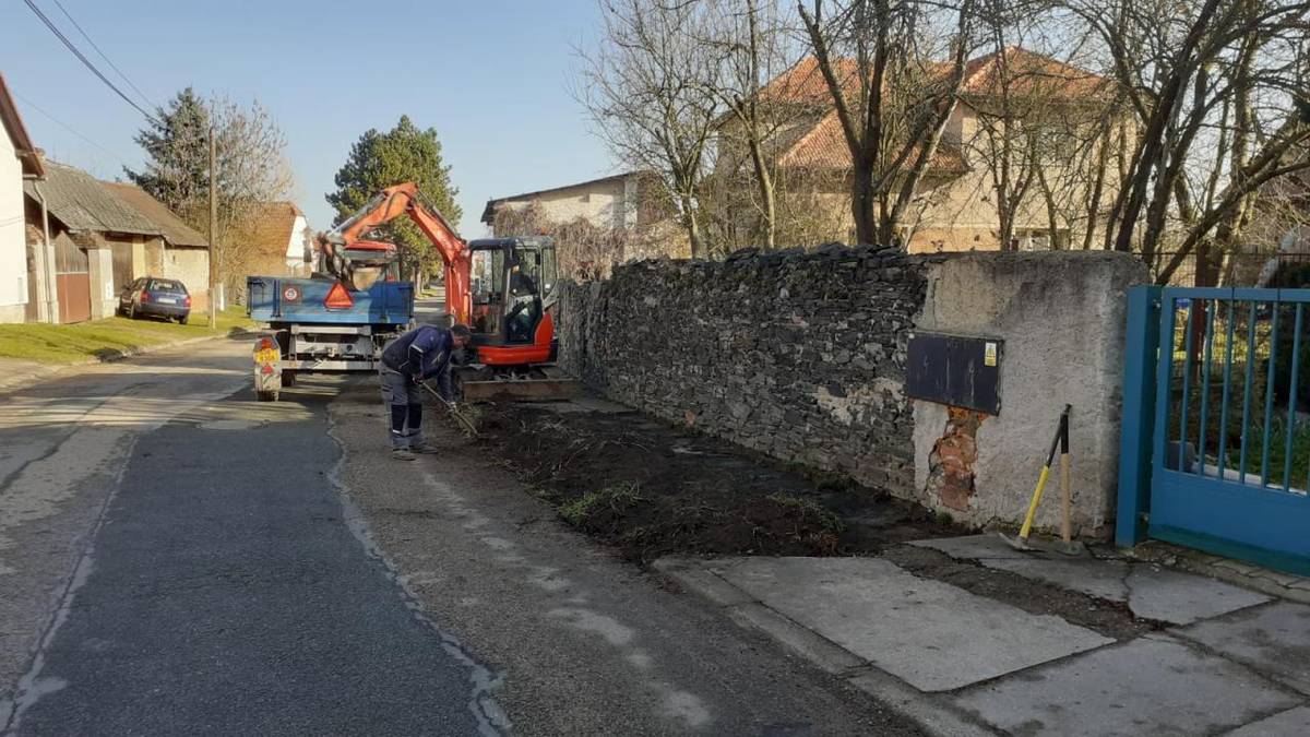 Vážení občané,  v ulici K Lávce byla zahájena oprava chodníku, která potrvá v následujících dnech. Stavební práce mohou dočasně omezit průchodnost a pohyb v dané lokalitě.