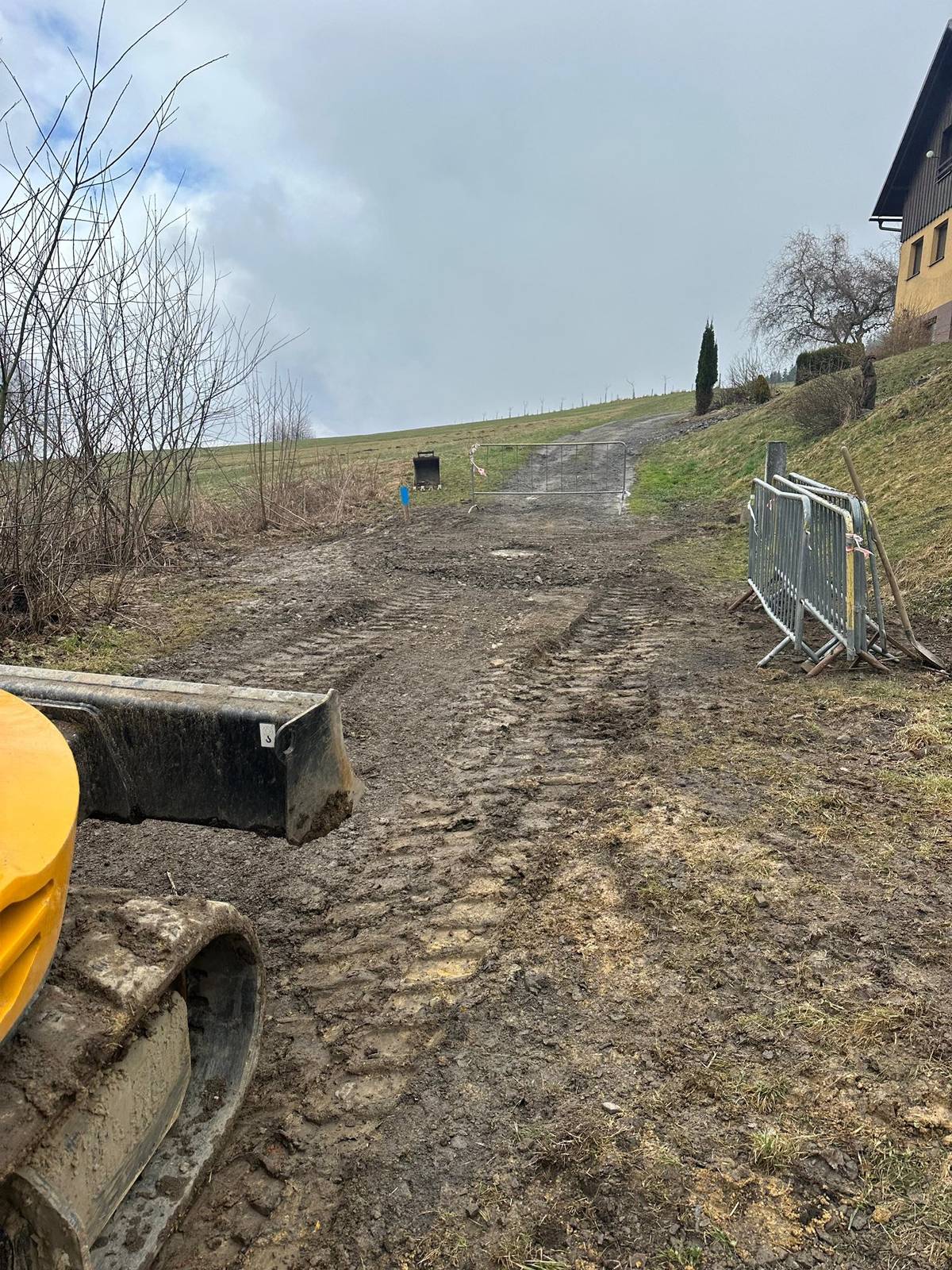 Díky podpoře Pardubického kraje právě probíhá realizace posledních dvou kanalizačních stok, které v této části obce ještě chyběly. 💧 ⚠️ Od 18.3.2026 dojde k uzavření odbočky mezi č.p. 89 a 101, a to přibližně na 14 dní. Prosíme všechny občany o trpělivost a respektování dopravního omezení. 🙏 Děkujeme za pochopení a spolupráci!