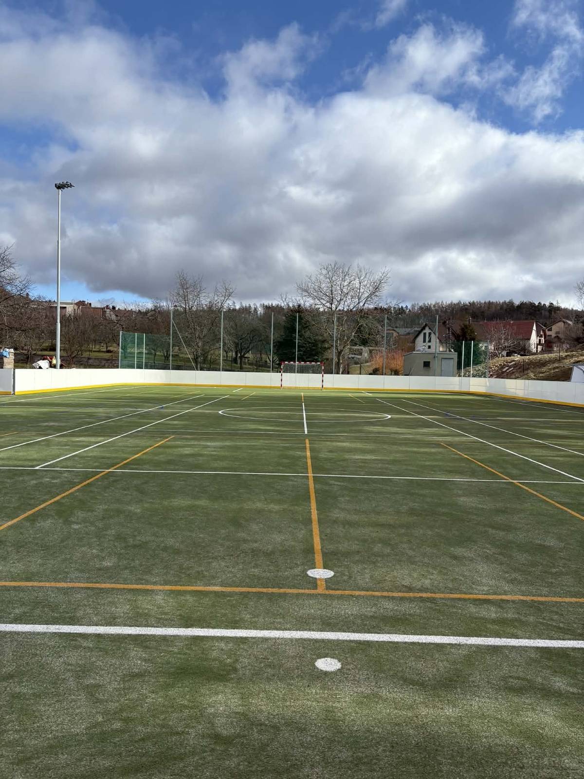 ☀️ S přicházejícím jarem se naplno rozbíhá sportování na víceúčelovém hřišti. V dopoledních hodinách je hřiště využíváno dětmi z naší základní školy, odpoledne je pak volně přístupné pro veřejnost.     📅 Do 17 hodin je hřiště každý den přístupné pro individuální sportování bez nutnosti rezervace. V případě zájmu o sportování větší skupiny sportovců v době před 17. hodinou je potřeba kontaktovat správce hřiště. Od 17 hodin může být hřiště rezervováno a pronajato, například pro tréninky malých fotbalistů nebo zápasy v malé kopané. Pokud se tedy rozhodnete hřiště navštívit po 17. hodině, doporučujeme nejprve zkontrolovat rozpis na obecních stránkách, zda je hřiště volné.    ℹ️ Na obecních stránkách naleznete také provozní řád hřiště, podmínky pronájmu a další důležité informace:  https://obec-brezina.cz/p/sportoviste-a-detska-hriste     🙏 Prosíme děti (a rodiče o jejich poučení), aby nevjížděly na pumptrack na kolech po dešti, kdy je povrch podmáčený. Dochází tím k vytváření kolejí a poškozování dráhy.