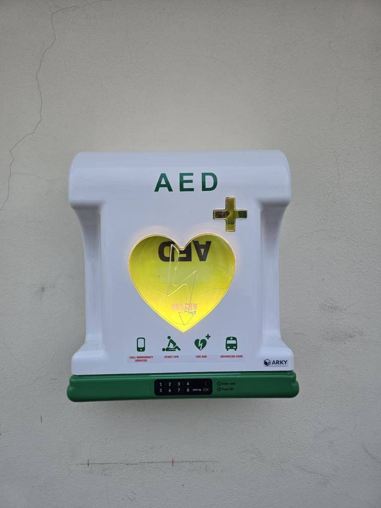 Bezpečí a zdraví nás všech je prioritou, a proto jsme se rozhodli investovat do vybavení, které může v kritických chvílích rozhodnout o lidském životě. V naší obci byly čerstvě nainstalovány automatizované externí defibrilátory (AED).