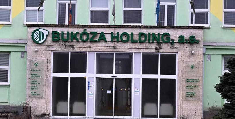 Vláda SR dnes vyhlásila mimoriadnu situáciu v súvislosti so situáciou v areáli bývalej Bukózy.  Nejedná sa o žiaden nový únik nebezpečných látok, ale po novom  mimoriadnu situáciu bude riadiť  Ministerstvo vnútra SR. Cieľom je aj urýchliť práce na riešení celej mimoriadnej situácie.