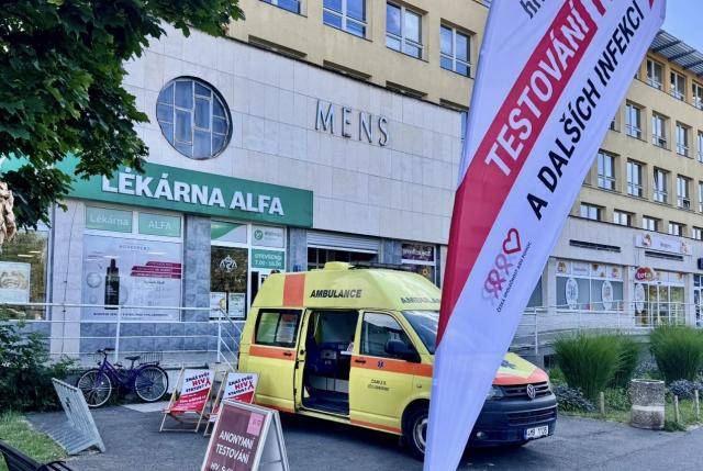 V Přerově proběhne mobilní anonymní testování na HIV, syfilis a žloutenky typu B a C.Mobilní tým dorazí do Přerova 19. března v čase 16.45–18.00. Testovací místo bude tradičně na parkovišti polikliniky před OC Galerie Přerov. Testování je bezplatné, výsledek je znám do pěti minut a stačí pouze kapka krve z prstu. Před odběrem zájemci vyplní anonymní předtestový dotazník na www.hiv-testovani.cz.