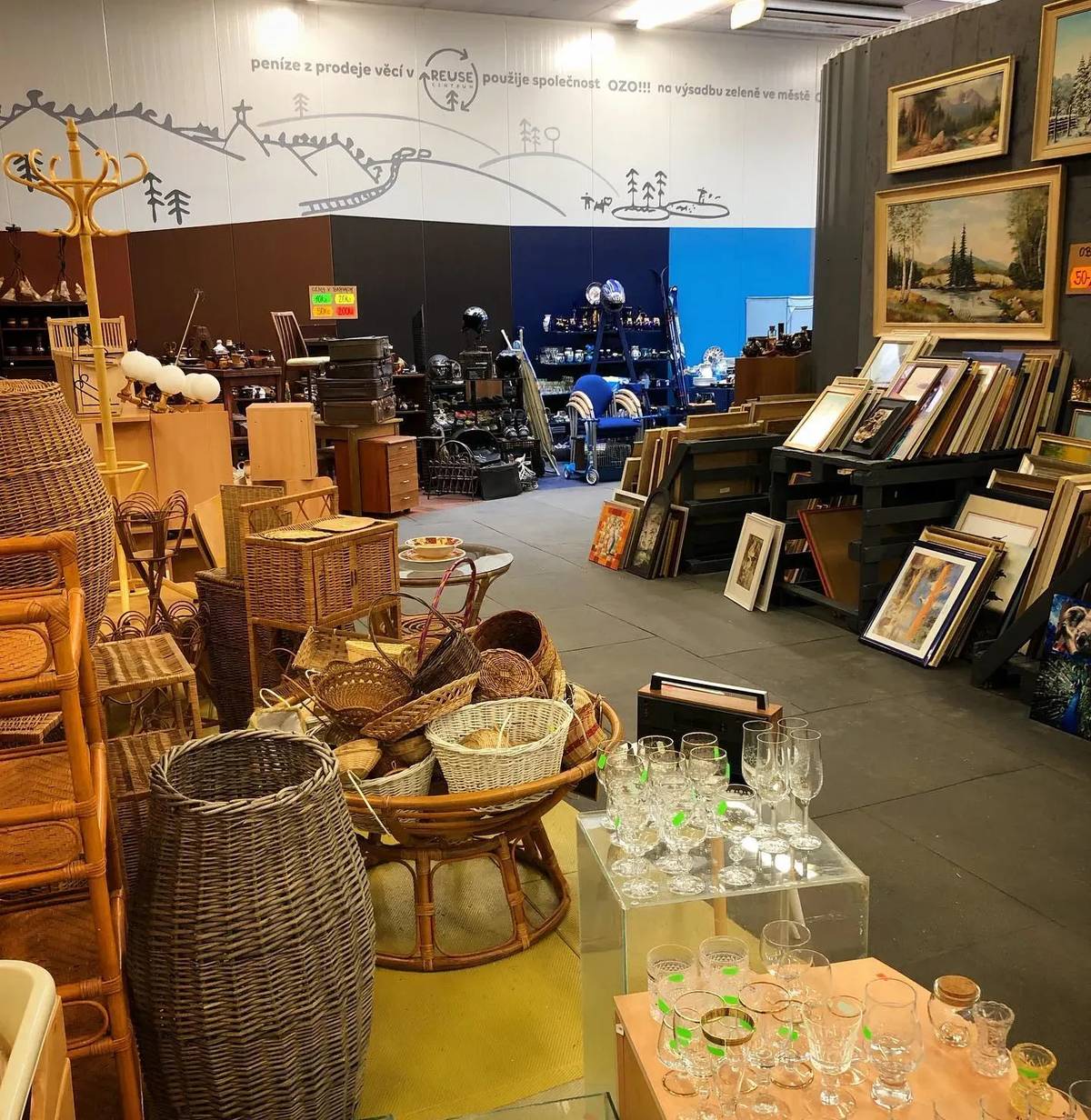 Víte, že součástí sběrného dvora v naší obci je i tzv. Re-use centrum? A víte k čemu slouží? Re-use centrum je místo, kam můžete přinést nepotřebné věci, které mohou ještě někomu dále posloužit. Tyto věci jsou pak nabízeny k dalšímu využití.  Netrapte se tak tím, kam vyhodit funkční věci, co jste o víkendu vytřídili a navštivte obecní stránky https://www.bradlec.cz/re-use-centrum, kde se dozvíte, jak to celé funguje a dejte věcem druhou šanci k "životu". Třeba v nabídce naleznete, co se bude hodit i vám! (ilustrační foto)