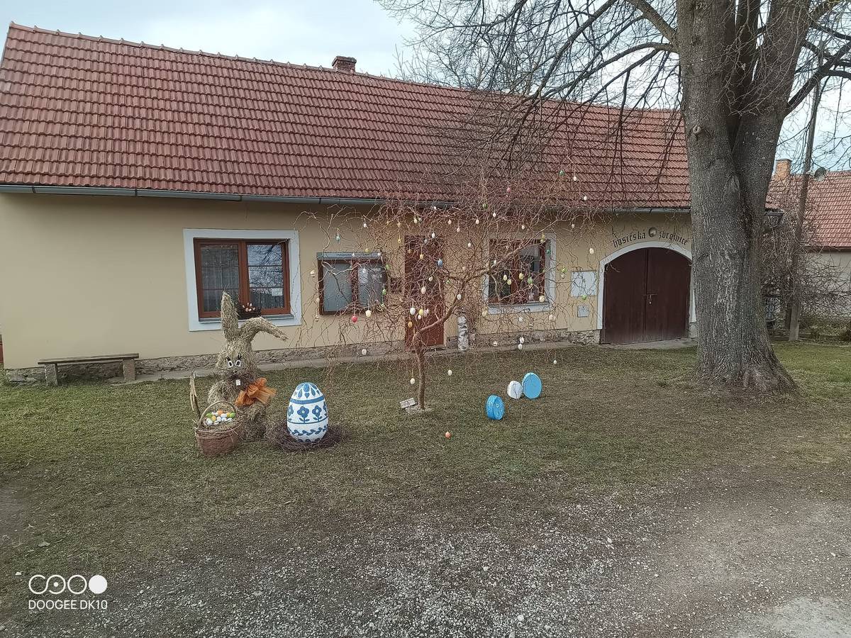 Na jaro jsou v Samosolech připraveni. Velikonoce už tam mohou přijít. Děkujeme občanům Samosol za to, jak se o svou obec starají.