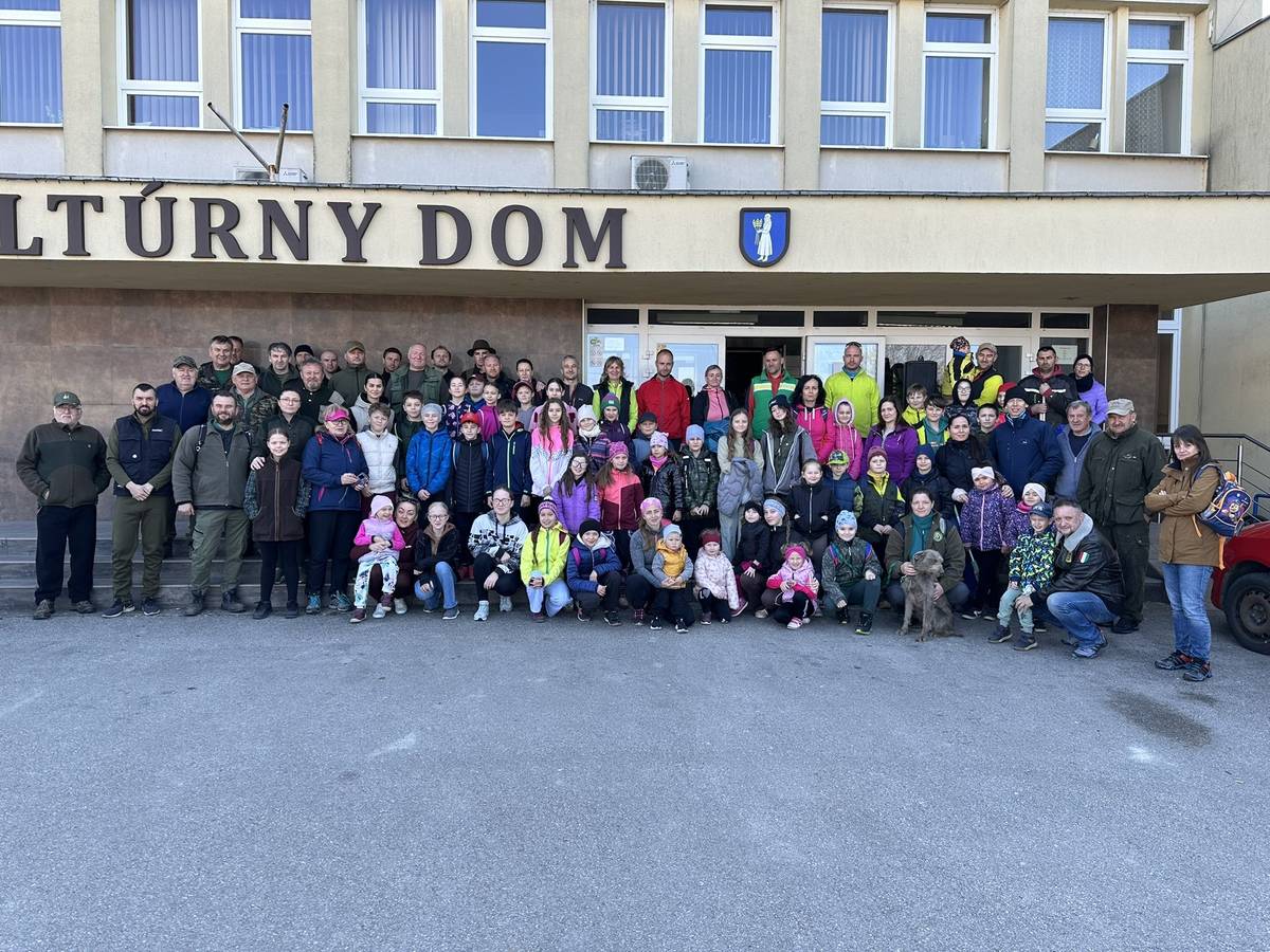 V sobotu 14.3 sa naša obec zapojila do spoločného čistenia chotára spolu s obcou Ludanice, ZŠ a MŠ Ludanice a poľovníckym združením Ponitran. Týmto by som sa chcel poďakovať všetkým dobrovoľníkom, ktorí sa rozhodli obetovať svoj čas niečomu, čo má zmysel pre nás všetkých. Spoločne sme prispeli k tomu, aby bolo naše okolie čistejšie, krajšie a príjemnejšie pre život. Osobitne ma potešila účasť detí, ktoré sa do čistenia zapojili spolu s dospelými. Práve pri takýchto aktivitách vidia na vlastné oči, že starostlivosť o prírodu a naše okolie je dôležitá. Keď deti vidia, že dospelí priložia ruku k dielu, prirodzene si z toho berú príklad a učia sa, že k čistému a peknému prostrediu môže prispieť každý z nás. Ešte raz úprimne ďakujem každému, kto priložil ruku k dielu a pomohol dobrej veci. Verím, že podobné aktivity budú v našej obci pokračovať aj naďalej. Tomáš Madej, zástupca starostu obce