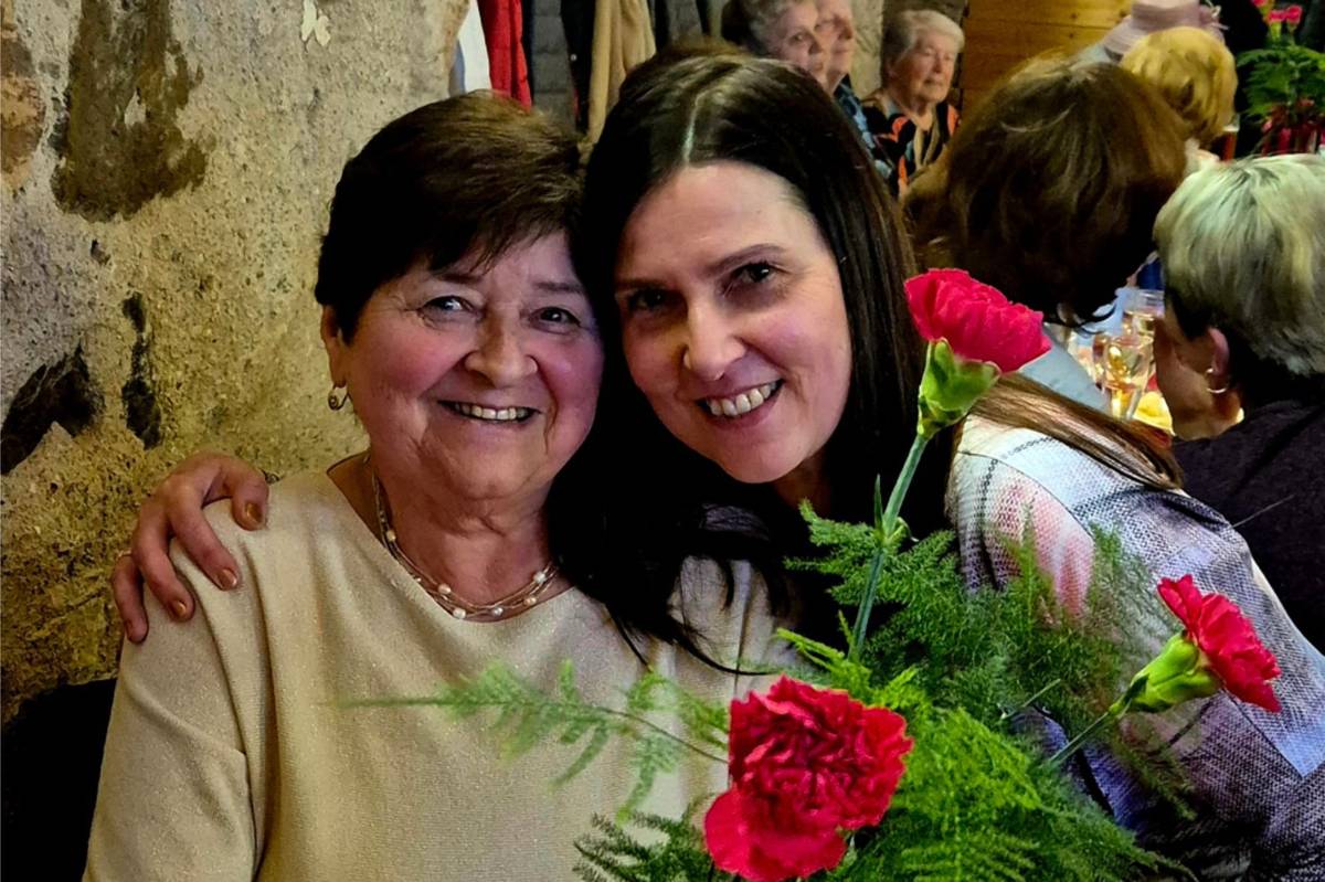 Oslava svátku žen s názvem Dámská jízda aneb MDŽ trochu jinak, kterou už podruhé pro černické obyvatelky připravila obvodní kulturní komise, se opět velmi povedla. V totálně zaplněných prostorách Osvěžovny U Koblížka se v sobotu 7. března návštěvníci skvěle pobavili při programu, jenž byl především v rukou mužských členů zastupitelstva včetně starosty. Ostatní muži měli vstup povolen jen v dámském převlečení, a několik jich tuto možnost s radostí využilo. Přítomné obsluhovali starosta Vladislav Sloup, místostarostové Martin Štěpán a Zdeněk Trojan, zastupitelé Tomáš Hejtmánek, Karel Otruba a Radek Herynka, všichni vystrojení v originálních kostýmech, tedy v bílém tričku se zelenou kravatou a motýlkem, k tomu černé kraťasy se zelenými šlemi. Jejich outfit doplňovaly krásné zelené kloboučky, barevné ponožky a červený klaunský nos. Pro pobavení přítomných si připravil sehraný tým zastupitelů komediální scénky a pěvecké vystoupení, za něž sklidil zasloužený potlesk.Retro atmosféru doplnily i dobové stravenky na zákusek, kávu a chlebíček, a jako dárek pro každou ženu červený karafiát a čokoládky Milena a Kofila. K tanci hrál opět skvěle na klávesy a kytaru Luboš Tolar a úžasně zpívala Daniela. Nutno říct, že parket byl pořád zaplněný. Tancovaly nejen přítomné ženy, ale pozadu nezůstali ani zastupitelé, kteří je v kole vytáčeli.  „Dík všem zastupitelům za odvahu pobavit přítomné a udělat si ze sebe trochu legraci. Díky také všem, kteří se podíleli na organizaci této povedené akce. Doufám, že se stane oblíbenou tradicí,“ dodal starosta Vladislav Sloup. (mfi)