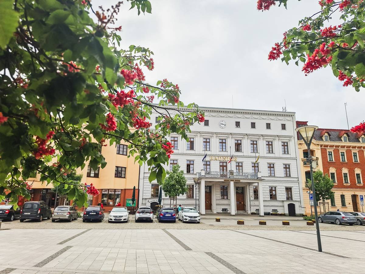 Finanční úřad pro Moravskoslezský kraj opět vychází vstříc občanům Hlučína a okolních obcí. Aby lidem usnadnil podávání přiznání k dani z příjmů fyzických osob za rok 2025, zajistí v březnu a dubnu 2026 konzultační dny přímo v budově Městského úřadu v Hlučíně.   Přestože Finanční správa ČR dlouhodobě preferuje elektronickou komunikaci prostřednictvím portálu mojedane.cz, o osobní kontakt je mezi veřejností stále značný zájem. Možnost poradit se s odborníkem a podat vyplněné tiskopisy bez nutnosti cestovat do Opavy využívají každoročně stovky místních obyvatel.    ⌚ Pracovníci Územního pracoviště v Opavě budou občanům k dispozici v pátém podlaží budovy C Městského úřadu Hlučín (Mírové náměstí 25). Termíny konzultačních dnů jsou pondělí 23. března, středa 25. března, pondělí 30. března a středa 1. dubna. Služby budou poskytovány vždy v časech od 8 do 12 a od 13 do 17 hodin. Mimo tyto vypsané termíny mohou občané využít prodloužené úřední hodiny přímo na Územním pracovišti v Opavě nebo využít nonstop dostupnou elektronickou cestu.    Cílem je přiblížit služby občanům v nejvytíženějším období roku a ušetřit jim cestu na kmenové pracoviště. Osobní konzultace v Hlučíně se v minulosti osvědčily jako efektivní způsob, jak snížit chybovost v podáních.   #hlucin #mestohlucin #vyridtesidane #danzprijmu