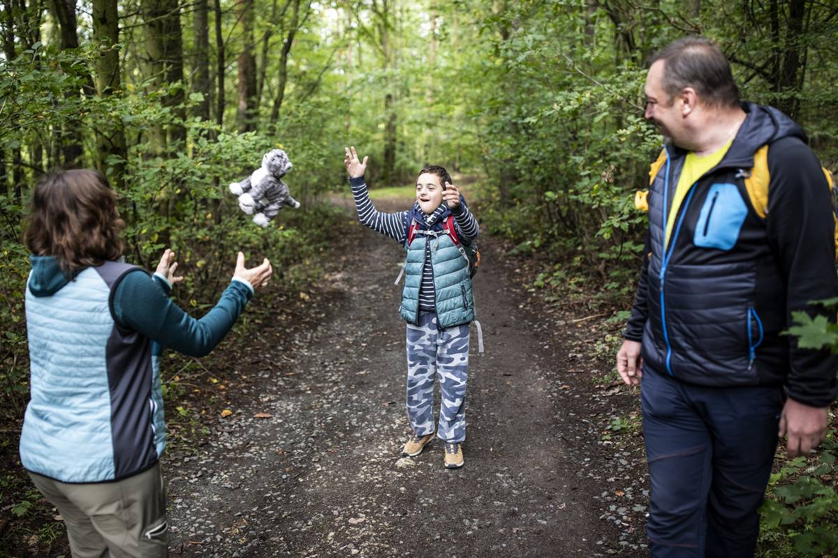 Centrum pro komunitní péči v současné době hledáme nové hostitele našem regionu.  Když pár hodin znamená opravdu hodně aneb co je to homesharing (sdílená péče) Možná je ve Vašem okolí rodina, která každý den zvládá víc, než je na první pohled vidět. Rodina, která pečuje o dítě s mentálním postižením, a přestože pomoc by jí mohla ulevit, není vždy snadné si o ni říct. Právě proto existuje homesharing. Hledáme laskavé lidi, kteří by chtěli věnovat trochu svého času dítěti s mentálním postižením, které potřebuje kamaráda, přijetí a bezpečný prostor. Někoho, kdo s ním bude trávit čas, povídat si, objevovat svět a být prostě nablízku. Pro dítě to může znamenat radost a nový vztah. Pro rodiče chvíli oddechu, možnost vyřídit, co je potřeba, nebo si jen na chvíli odpočinout. Pro všechny pak velkou úlevu v tom, že na to nejsou sami. Homesharing není o velkých gestech. Je o obyčejné lidské blízkosti, která má neobyčejný dopad. Možná právě Vy můžete být někým, kdo pomůže tam, kde si o pomoc není snadné říct. Přidejte se mezi naše hostitele a otevřete se novým zážitkům. Na vše Vás připravíme. Chcete vědět víc? Přijďte na nezávaznou informační schůzku a zeptejte se na vše, co Vás zajímá. Napište nám na homesharing@cpkp.cz Více informací najdete na www.homesharing.cz nebo www.komunitne.cz Těšíme se na vás Tým homesharingu Centra pro komunitní práci střední Čechy
