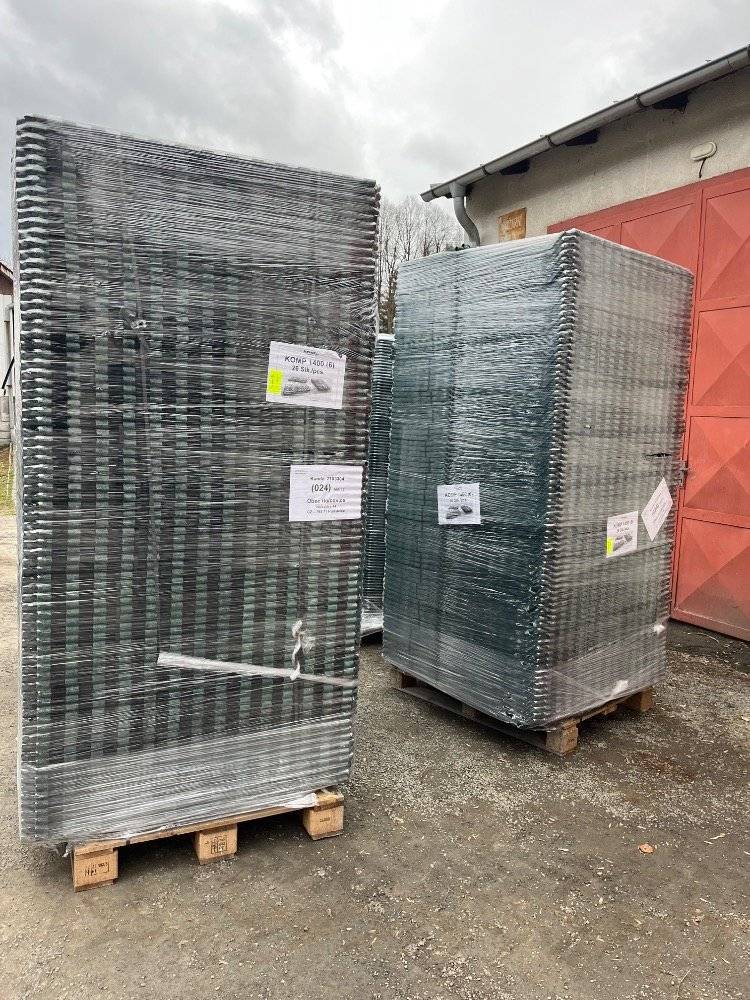 Dnes dorazila na obec dodávka 100 ks kompostérů o objemu 1400 l, které byly pořízeny v rámci projektu "Prevence vzniku skleněného a biologicky rozložitelného komunálního odpadu a likvidace v místě vzniku pro obec Holčovice", na který obec získala dotaci ve výši 52 % uznatelných nákladů z Operačního programu životního prostředí. V průběhu ledna a února dorazily na obec dodávky kontejnerů na sklo a BIO. Zájemci o kompostér se mohou hlásit na email: ic@obecholcovice.cz. Obecní úřad bude nejdříve darovat kompostéry domácnostem, které nahlásili zničení kompostéru při povodních a domácnosti, které nevlastní žádný kompostér. Zbývající kompostéry budou darovány ostatním zájemcům, kteří už nějaký kompostér v minulosti od obce dostali. S každým zájemcem o kompostér uzavře obec darovací smlouvu. Vyzvedávání kompostérů bude v hasičské zbrojnici v Holčovicích od 23.3.2026.