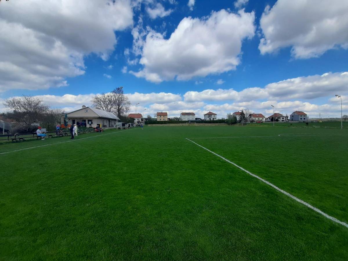 TJ Sokol Březník, oddíl fotbalu, upozorňuje a prosí všechny sportovce o přísné dodržování zákazu vstupu na fotbalové hřiště v případě, že se zde nachází zákazové cedule. Hřiště prošlo kompletní revitalizací a probíhá regenerace.