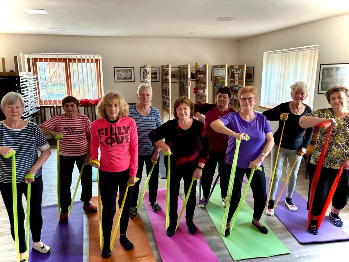 Ve středisku volného času v Radovesicích se pravidelně schází skupina místních dam, které spojuje chuť udělat něco pro své zdraví a dobrou náladu.