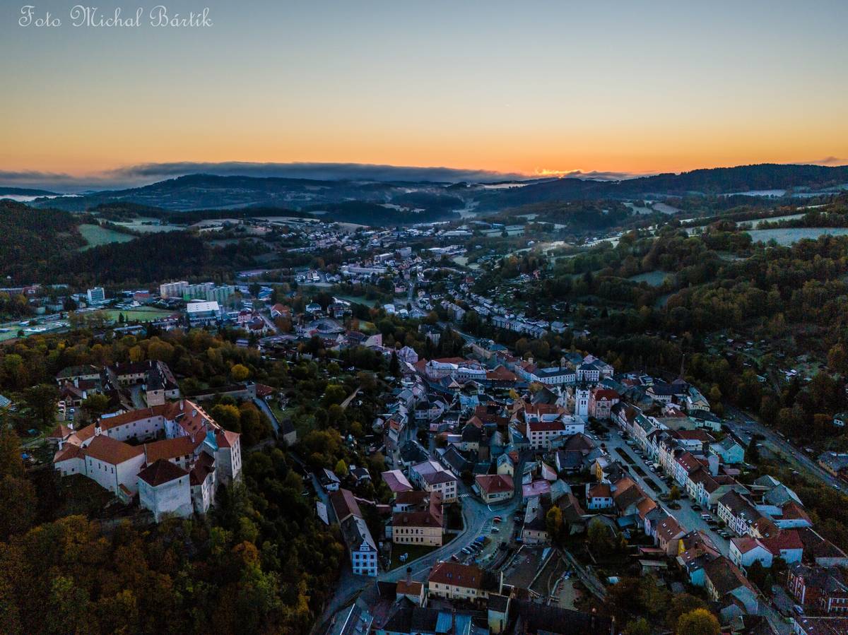 Zcela nová událost obohatí letošní kulturní sezónu v jižních Čechách. 11. a 12. září 2026 se ve Vimperku na Šumavě odehraje první ročník festivalu, který ponese název města. „Vimperk dlouhodobě postrádá vlastní velkou multižánrovou kulturní akci, která by odrážela charakter města. Nechceme však nabídnout jen další z mnoha historizujících městských slavností nebo jeden velký koncert na náměstí, kterých je po celé republice spousta. Cílem je postupně vybudovat moderní festival, který bude pevnou součástí identity města a jednou z jeho atraktivit,“ přiblížila vimperská starostka Jaroslava Martanová. Za konceptem a produkcí festivalu Vimperk stojí zkušený tvůrčí tým, který zajišťuje festival Kamen!ce v České Kamenici a další kulturní akce. „Vybudovat festival v České Kamenici a posunout ho na dnešní úroveň trvalo několik let a v případě Vimperka jde také o dlouhodobý projekt. Letošní první ročník bude zatím zkušební, v příštím roce chceme zapracovat získané zkušenosti a plně rozvinout bychom chtěli festival v roce 2028, který bude titulárním rokem Evropského hlavního města kultury České Budějovice, kdy nejen v krajském městě, ale v celém regionu včetně Vimperka bude vrcholit řada kulturních akcí,“ uvedl Martin Šolc z produkční firmy Space Tape. Cílem je v maximální míře zapojit místní kulturní aktéry, podnikatele, nadšence i dobrovolníky. „Tvoříme multižánrový festival rozprostřený po celém městě s nabídkou, v níž se najde dítě, teenager, rodič, senior, místní i turista, jednotlivec i velká skupina... Prostě chceme, aby si mohl ve Vimperku užít pohodový konec léta opravdu každý a pro turisty se třeba stal běžnou součástí jejich dovolené na Šumavě,“ dodal další z organizátorů Šimon Blaschko. Ten pracuje jako produkční pražského Rock Café a jako vimperský rodák stojí již za dvěma úspěšnými žánrovými regionálními festivaly Majáles Vimperk (letos 10. ročník) a Summer Punk Párty Volyně (již 15. ročník). A ve Vimperku působí též jako zastupitel a předseda kulturní komise. Tvůrčí tým představil 16. března koncept festivalu vimperským zastupitelům. Město festival podpoří půl milionem korun, rozpočet bude až trojnásobný za pomoci soukromých sponzorů a dobrovolného vstupného. „Nechceme festival zavírat za plot, jevištěm bude přímo samo město, proto jdeme cestou doporučeného dobrovolného vstupného,“ dodal Blaschko. Kromě základního konceptu nebudou zatím organizátoři prozrazovat další podrobnosti, protože ještě probíhají intenzivní přípravy a jednání s potenciálními partnery. Informace o festivalu budou uvolňovat postupně v následujících týdnech a měsících. Tak se těšte na září, na Vimperk!   Foto probouzejícího se Vimperka pořídil Michal Bártík.