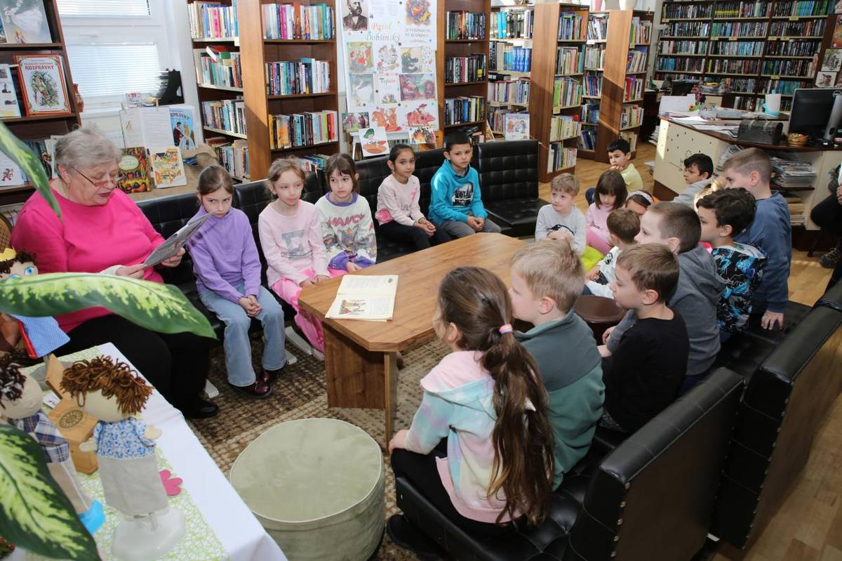 Druhý marcový týždeň Obecná knižnica Valaliky opäť ožila. Týždeň sa medzi policami plnými kníh ozýval radostný detský smiech a rozprávky, ktoré deťom čítali predstaviteľky najstaršej generácie .
