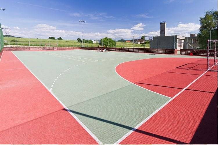 Opět otevíráme po dvou dnech areál. Provozní doba bude 13 až 18 hodin. Přijďte se protáhnout, zaběhat si nebo jen tak pobýt na sluníčku.