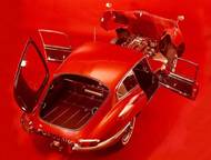 Dokonalý karosářský striptýtz: namísto klasické kapoty se dopředu sklápěla celá příď