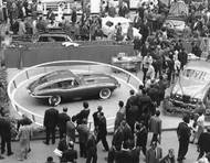 V roce 1961 žasli i návštěvníci pařížského autosalónu. Nový jaguar se stal hvězdou!