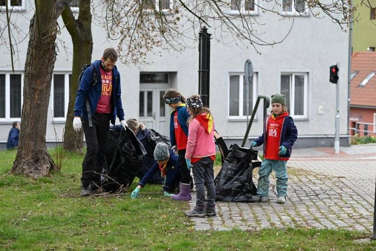 Město Hranice se již tradičně zapojí do celorepublikové akce „Ukliďme Česko“. Akce „Ukliďme Hranice“ je letos naplánována na sobotu 18. dubna 2026. Zveme všechny, kteří chtějí mít naše město krásnější a hlavně čistší, do Zámecké zahrady, letos již na 9. hodinu.