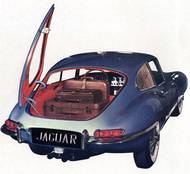 Zavazadelník dvousedadlového kupé nebyl nijak objemný, ovšem u vozu této třídy a specifikace se to nedalo ani očekávat