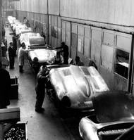 Výrobní hala spíše než automobilku připomínala manufakturu. Ale tak tomu u ušlechtilých britských značek bývalo…