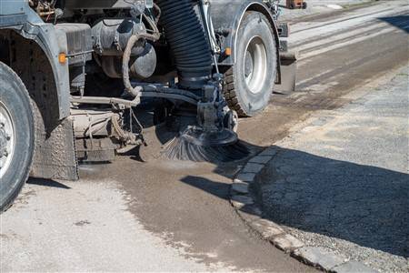 Mesto Martin odštartovalo tradičnú jarnú očistu po zimnom období. Postupne sa čistia ulice, chodníky aj verejné priestranstvá vo všetkých mestských častiach. Veľké jarné upratovanie môžu využiť aj obyvatelia.