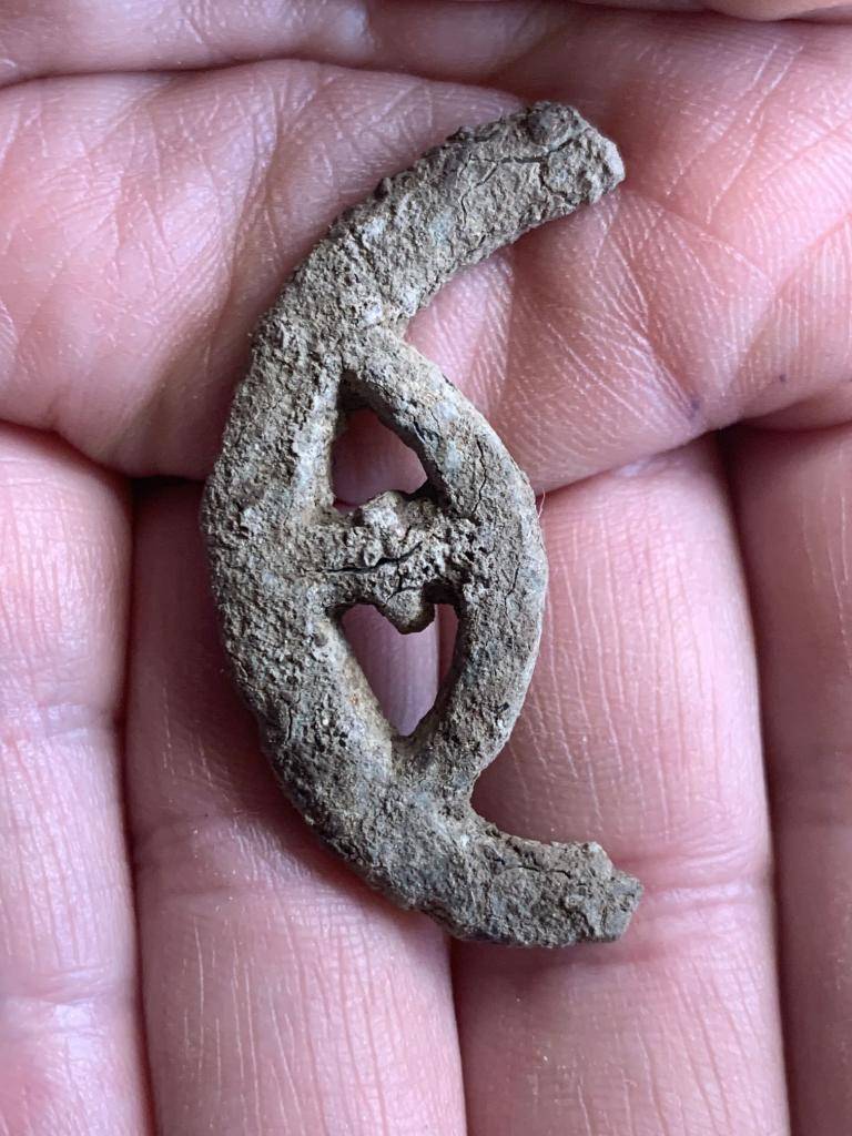 Máme pre vás správu, ktorá nás v Malinove napĺňa obrovskou hrdosťou a nadšením. To, o čom sa doteraz len tušilo, sa v týchto dňoch stáva hmatateľnou realitou. Naša obec ukrývala pod nánosmi stáročí skutočný poklad – dôkazy o existencii stredovekého vodného hradu.