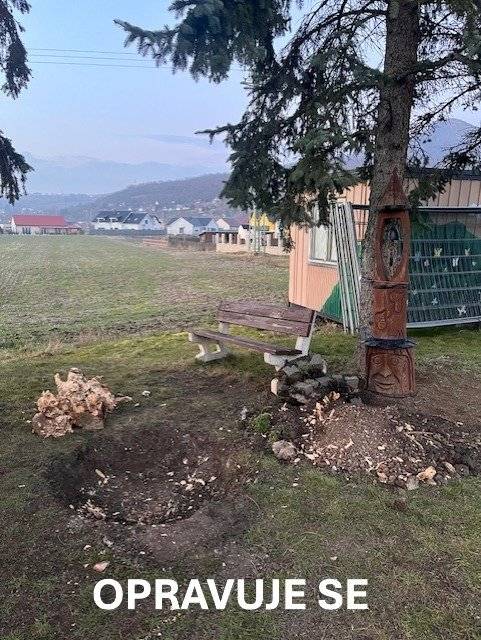 OPRAVUJEME - neznámí vandalové poničili v Nových Píšťanech "BIKUTOVU ZVONIČKU". Nyní probíhá ze strany Ing. Jursíka oprava. Děkujeme.