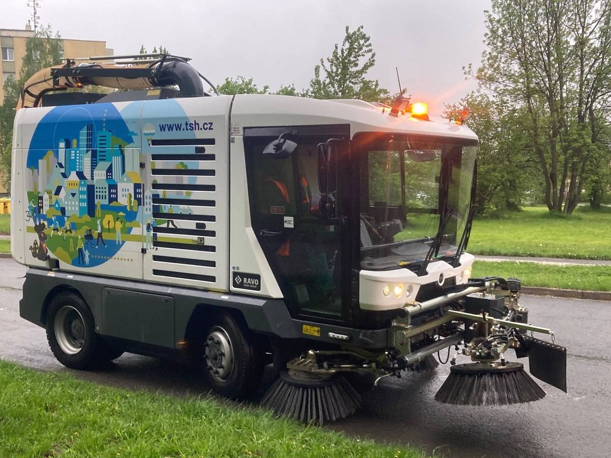 Město Havířov zahájí každoroční blokové čištění parkovišť na svém území od 1. dubna 2026. Údržba bude probíhat postupně až do konce října 2026. Čištění bude prováděno v pracovních dnech vždy ve dvou časových blocích – od 6:00 do 11:00 a od 11:00 do 14:00 hodin. Jednotlivé lokality se budou střídat podle harmonogramu, který je občanům k dispozici s dostatečným předstihem na úřední desce, webových stránkách města a také v mobilní aplikaci Munipolis. Každé parkoviště, na kterém bude probíhat údržba, bude v zákonné lhůtě označeno přechodným dopravním značením. Řidiče proto město žádá, aby věnovali dopravnímu značení pozornost a svá vozidla v uvedeném termínu z parkoviště přeparkovali. V případě nerespektování dopravního značení může dojít k přemístění vozidla na náklady jeho provozovatele. Blokové čištění je důležitou součástí pravidelné údržby veřejného prostoru. Umožňuje odstranit nahromaděné nečistoty, prach, zbytky posypového materiálu po zimě i drobný odpad. Díky tomu se zlepšuje čistota města, stav povrchů parkovišť a zároveň se snižuje prašnost v ulicích. Město Havířov děkuje občanům za spolupráci a ohleduplnost při zajištění čistoty veřejných prostranství. Odbor komunálních služeb https://havirov-city.cz/aktuality/blokove-cisteni-parkovist-havirove-zacne-1-dubna