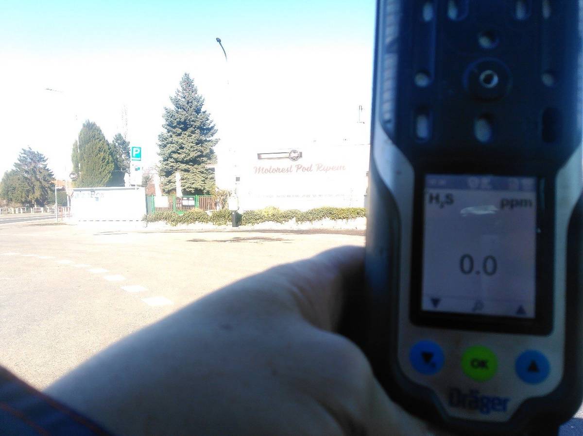 Společnost ORLEN Unipetrol poskytla městu doplňující informaci k podnětům obyvatel na zápach v souvislosti s aktuální odstávkou rafinérie v Kralupech nad Vltavou. Podle provedených kontrolních měření v okolních obcích, včetně Veltrus, nebyly zjištěny zvýšené koncentrace sledovaných látek. Níže zveřejňujeme plné znění informace společnosti ORLEN Unipetrol, kterou město obdrželo.   Kralupy nad Vltavou, dne 17. března 2026 Dobrý den, na základě podnětů obyvatel týkajících se zápachu jsme provedli měření v areálu rafinérie a okolí pomocí přenosného analyzátoru. Směnový manažer v pátek 13.03.2026 v 9:15-10:30 hodin provedl kontrolní měření v okolních obcí: Veltrusy, Zlosyň, Úžice, Odolena Voda, Postřižín a Kozomín. Měření v okolních obcích neprokázalo žádné zvýšené koncentrace sledovaných látek. Na několika místech byl zaznamenán pouze slabý nádech zápachu s uhlovodíkově‑siřičitým charakterem. Fotografie s displejem přístroje, kde jsou zřetelné výsledky měření na jednotlivých místech, zasíláme níže v příloze. Odpoledne, kolem 13 hodiny, řešil ještě směnový manažer podnět na zápach, který byl nahlášen ze ZŠ Veltrusy na Synthos, a společně se zástupcem společnosti   Synthos vyjeli proměřit situaci přímo u ZŠ Veltrusy – ani zde žádná z měřených položek nevykazovala zvýšené hodnoty. Aktuální utlumování provozu kralupské rafinérie bylo realizováno v obdobném scénáři jako odstavování před zarážkou v roce 2022. O tomto odstavování byli jednotliví zastupitelé detailně informováni v rámci setkání s vedením naší společnosti dne 5. března 2026. Naší snahou je vždy doprovodné audiovizuální a pachové efekty co nejvíce omezit. Kvůli inverznímu počasí posledních dní, avšak na některých místech mohlo docházet k   subjektivnímu vnímání těchto doprovodných jevů. Aktuálně jsou jednotlivé provozy rafinérie již odstaveny: a probíhá v nich inertizace technologických zařízení. Produkce sirovodíku je také ukončena. Současně byly zahájeny práce na regeneraci katalyzátoru na katalytickém semiregenerativním reformingu (PS 2512), kde v pondělí probíhalo autorizované měření emisí (PCDD/F). Předpokládáme, že by tyto práce měly trvat do úterý 17. března. Polní bezpečnostní hořák (fléra) pro řízené spalování přebytečných průmyslových plynů je i nadále v provozu, protože na ní dochází ke spalování plynů použitých pro intertizaci odstavených výrobních zařízení a při plynovém čištění cisteren ve skladu kapalných plynů, kde je zachována expedice plynů i po dobu odstávky. Chápeme, že příprava rafinerie do zarážky a zejména odstavování jednotlivých celků z provozu může být pro okolní obyvatele a obce nepříjemným obdobím. Jak již bylo zmíněno toto období bylo poznamenáno nepříznivým počasím. Právě proto jsem se již v předstihu snažili zastupitele a obyvatele okolních obcí o těchto nezbytných úkonech, bez kterých by bezpečnostní a modernizační zarážku rafinérie nebylo možné realizovat, informovat a předat veškeré informace o našich plánovaných aktivitách, důvodech, investovaných částkách aj. Po ukončení všech zarážkových prací dojde (dle současného harmonogramu předpokládáme ve dnech 22. dubna až 3. května 2026), k opětovnému uvádění všech výrobních technologií zpět do provozu. O zahájení najíždění Vás budeme, samozřejmě, informovat prostřednictvím standardních komunikačních kanálů. S pozdravem, Milan Brejchal Člen představenstva zodpovědný za výrobu ORLEN Unipetrol  Pavel Ballek Ředitel rafinérie Kralupy ORLEN Unipetrol