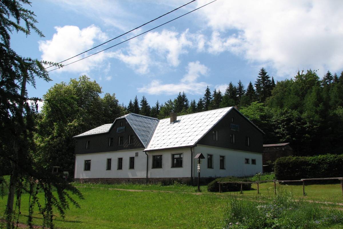 Jestřebí bouda bude z technických důvodů (nová čistička, a generální úprava vnitřních prostor) uzavřena od velikonočního pondělí 6. dubna do 24. dubna 2026. Znovu tedy otevřeme v pátek podvečer 25. dubna. Děkujeme za pochopení.  Za výbor KČT Úpice, Vořechovský Miroslav, předseda odboru