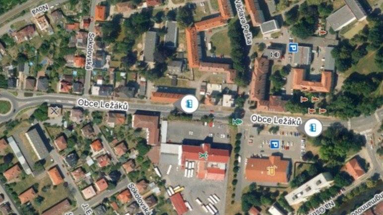 Vážení občané, v Chrudimi bude od 30. března do 10. července 2026 probíhat rekonstrukce plynovodu v ulici Obce Ležáků na silnici I/17. Práce se uskuteční v úseku od okružní křižovatky Obce Ležáků × Milady Horákové po křižovatku Obce Ležáků × Vrchlického. Stavba bude rozdělena do šesti etap, během nichž dojde k dočasným dopravním omezením. V některých úsecích bude provoz zúžen, případně řízen pracovníky stavby, práce se mohou dotknout také chodníků a zelených pásů. Přehled jednotlivých etap podle dat prací: 5. a 6. etapa 30. března – 15. května 2026 • posuvné pracovní místo (max. 30 m) • zneplatněn odbočovací pruh • střídavý provoz řízen pracovníky stavby během pracovní doby • mimo pracovní dobu bude provoz obousměrný 4. etapa 20. dubna – 22. května 2026 • posuvné pracovní místo (max. 30 m) v pracovní době 3. etapa 27. dubna – 5. června 2026 • práce u výjezdu na silnici I/17 • práce proběhnou v zeleném pásu a na chodníku 2. etapa 18. května – 5. června 2026 • práce u výjezdu na silnici I/17 • zásah do zeleného pásu a chodníku 1. etapa 8. června – 10. července 2026 • posuvné pracovní místo (max. 30 m) • zneplatněn odbočovací pruh Důvod omezení: Dopravní opatření souvisí s projektem „Reko MS Chrudim – Obce Ležáků“, jehož cílem je rekonstrukce plynovodu. Řidiče prosíme o zvýšenou opatrnost při průjezdu stavbou a respektování přechodného dopravního značení. Jednotlivé etapy jsou znázorněny graficky v přiložených schématech níže.  Děkujeme za pochopení.