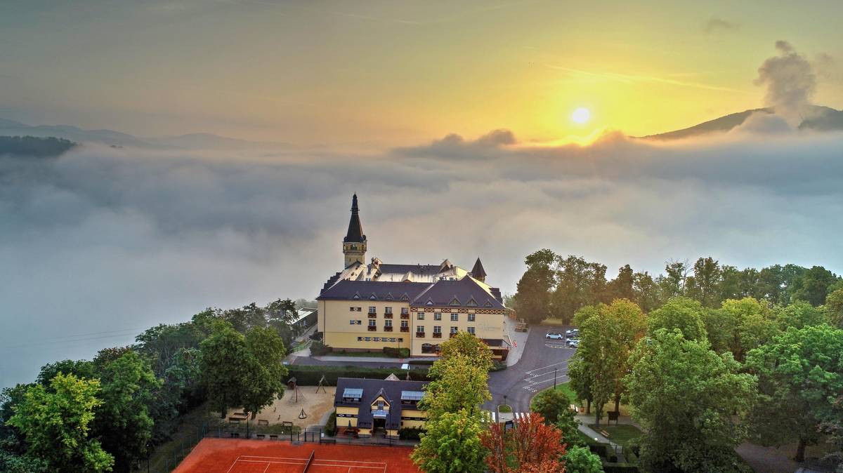 ⛪️ Kostel Nanebevzetí Panny Marie bude v těchto dnech slavnostně nasvícen  21. 3. u příležitosti postní doby 22. 3. u příležitosti 5. postní neděle 🤩 Startuje ZAHÁJENÍ TURISTICKÉ SEZÓNY 2026 NA ÚSTECKU, vyberte z mnoha akcí tu, která Vás zajímá. 🎟️ Zvýhodněný balíček vstupenek TicketPack Vám umožní navštívit pět vybraných turistických cílů s více než 40% slevou a zároveň využít další zajímavé bonusy.  🏊♀️ Na odpočinek a relax můžete vyrazit do plaveckého a volnočasového areálu Koupaliště Brná nebo do Saunového světa v Plaveckém areálu Klíše. 🚌 Zkuste ulovit jarní autobus Dopravního podniku města Ústí nad Labem. PÁTEK 20. 3.  ✅ Nenechte si ujít Taryho autogramiádu v JUMP Family Ústí nad Labem ✅ Divadlo města Ústí nad Labem hostí slavnostní koncert u příležitosti 60. výročí založení Ústeckého dětského sboru ✅ Činoherní studio uvede premiéru hry Válka s mloky ✅ V Galerii Emila Filly proběhne vernisáž výstavy Roberta Vlasáka ✅ Veřejný sál Hraničář zve na film Poberta a na hudební večer Tanzfläsche #21  ✅ Kulturní středisko města Ústí nad Labem zve do Národního domu na hudební festival s názvem Ústí nad Labem: Nejkrásnější místo na světě a do Domu kultury na 29. Ples sportovců ✅ O večerní zábavu se v Café Max postará DJ Harvey BSD SOBOTA 21. 3.  ✅ Dům dětí a mládeže pořádá další z kreativních sobot, tentokrát půjde o zdobení textilu ✅ Oblastní muzeum v Ústí nad Labem zve všechny malé i velké návštěvníky na kreativní akci Zima ven, jaro sem! ✅ Své brány po zimní přestávce otevírá návštěvníkům hrad Střekov  ✅ Hokejbalová ELBA DDM Ústí nad Labem vyzve na domácím hřišti tým HBC Hostivař ✅ Dům umění Ústí nad Labem zve na komentovanou prohlídku výstavou Festivalu Design Ústí a na Pletařské komponované odpoledne ✅ Divadlo města Ústí nad Labem hostí Krajskou postupovou přehlídku dětských skupin scénického tance ✅ Veřejný sál Hraničář promítá tři filmy: Na skok do divočiny, Nahoře nebe, v dolině já a Jedna bitva za druhou, který obdržel sošku Oscara jako Nejlepší film  ✅ Druhým dnem pokračuje program hudebního festival s názvem Ústí nad Labem: Nejkrásnější místo na světě (Kulturní středisko města Ústí nad Labem) ✅ V klubu Kladívko vystoupí James Cole & Idea NEDĚLE 22. 3.  ✅ Nenechte si ujít den otevřených dveří Masarykova zdymadla u příležitosti Světového dne vody ✅ Dům kultury hostí další akva-tera burzu ✅ Divadlo města Ústí nad Labem uvede pohádku Princ a Večernice ✅ Veřejný sál Hraničář promítá dva filmy: Když se podívám zblízka, je v tom celý vesmír a vítězný film Českého lva Karavan ✅ Činoherní studio uvede 1. reprízu divadelní adaptace Čapkovy proslulé klasiky Válka s mloky ✅ Na zimní stadion vyrazte na veřejné bruslení ✅ SLUNETA Ústí nad Labem přivítá na domácí palubovce tým ERA Basketball Nymburk