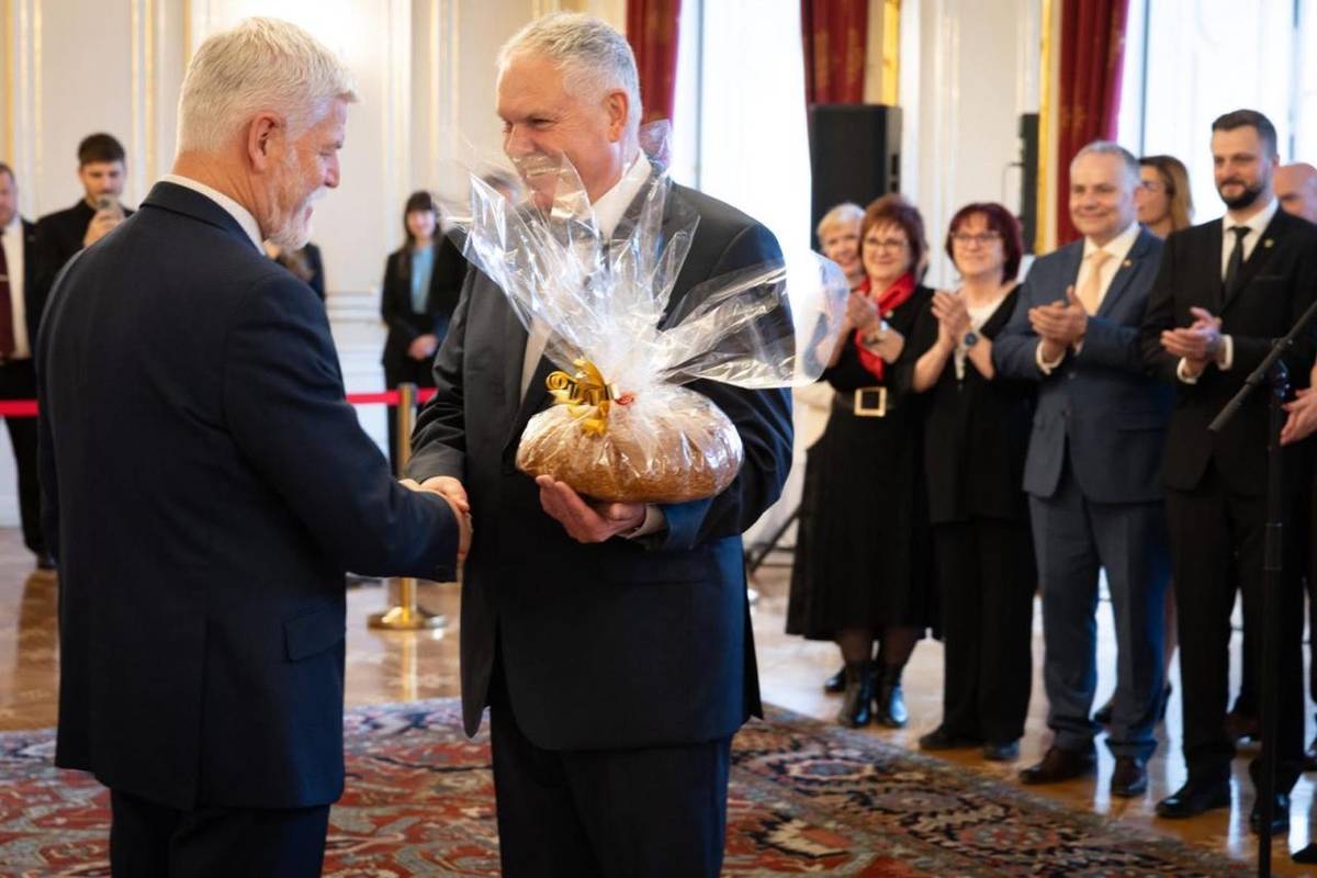 V pondělí 16.3.2026 se konalo přijetí starostů, jejichž obce získaly ocenění Vesnice roku 2025.   Jako místopředseda Spolku pro obnovu venkova, který tuto soutěž organizuje, pan starosta Mgr. Eduard Kavala předal panu prezidentovi Petru Pavlovi pecen chleba z hranické pekárny.