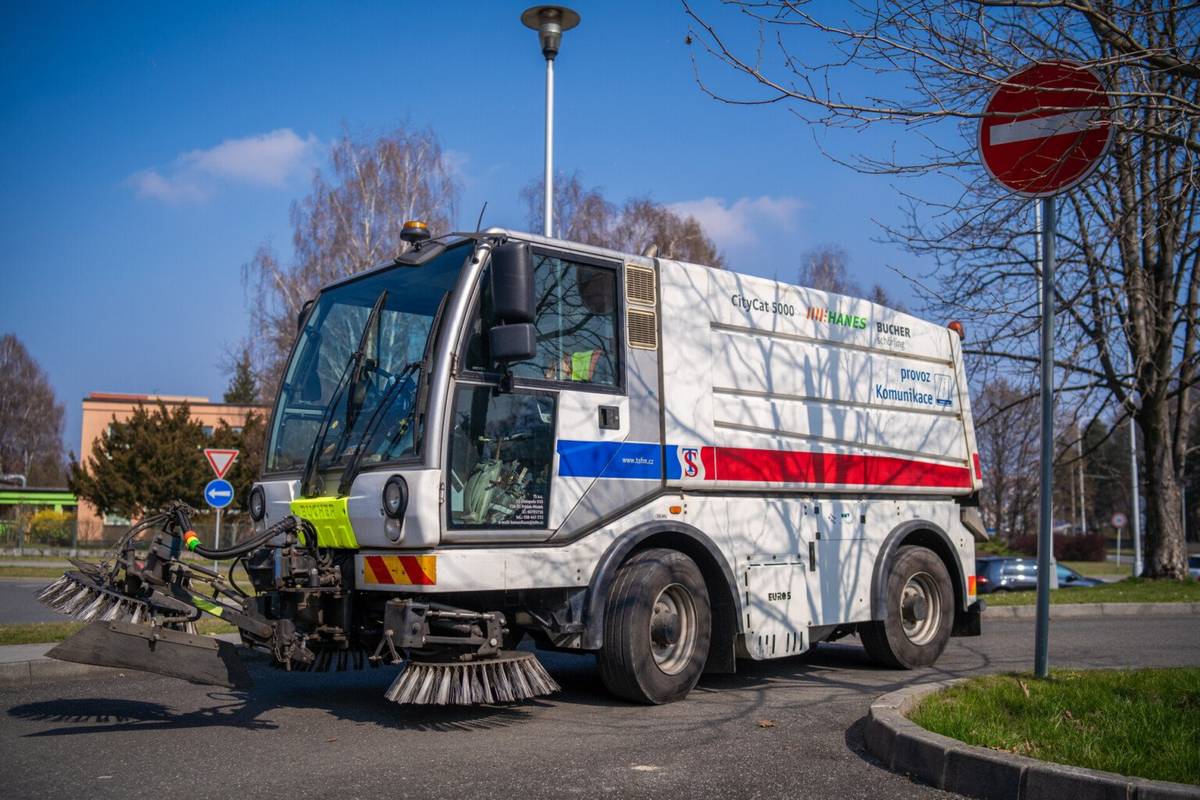 Ulice Frýdku-Místku po zimě opět prokouknou. Ve městě začalo blokové čištění a navázalo tak na jarní úklid veřejné zeleně a komunikací, který letos díky pěknému počasí odstartoval dříve. Úklidové práce budou jako každý rok postupně probíhat napříč celým městem.   Více na webu města: VE FRÝDKU-MÍSTKU ZAČALO TAKÉ BLOKOVÉ ČIŠTĚNÍ. TECHNICKÉ SLUŽBY POSÍLÍ NOVÝ ZAMETAČ | Frýdek-Místek