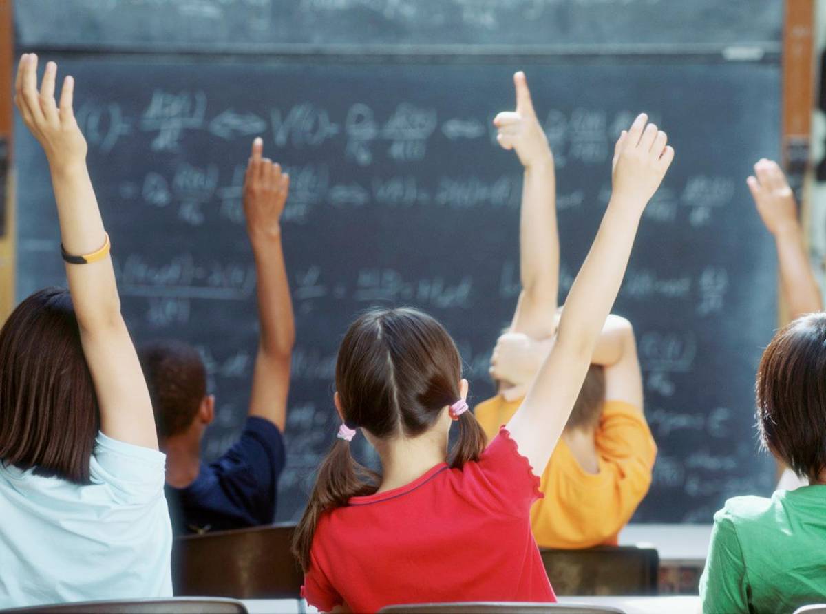 Riaditeľstvo Základnej školy Školská 3, Poltár a riaditeľstvo Základnej školy Slobody 2, Poltár, v súlade s VZN mesta Poltár č. 5/2015 zo dňa 10. 12. 2015 o určení miesta a času zápisu dieťaťa na plnenie povinnej školskej dochádzky v základných školách v zriaďovateľskej pôsobnosti mesta Poltár