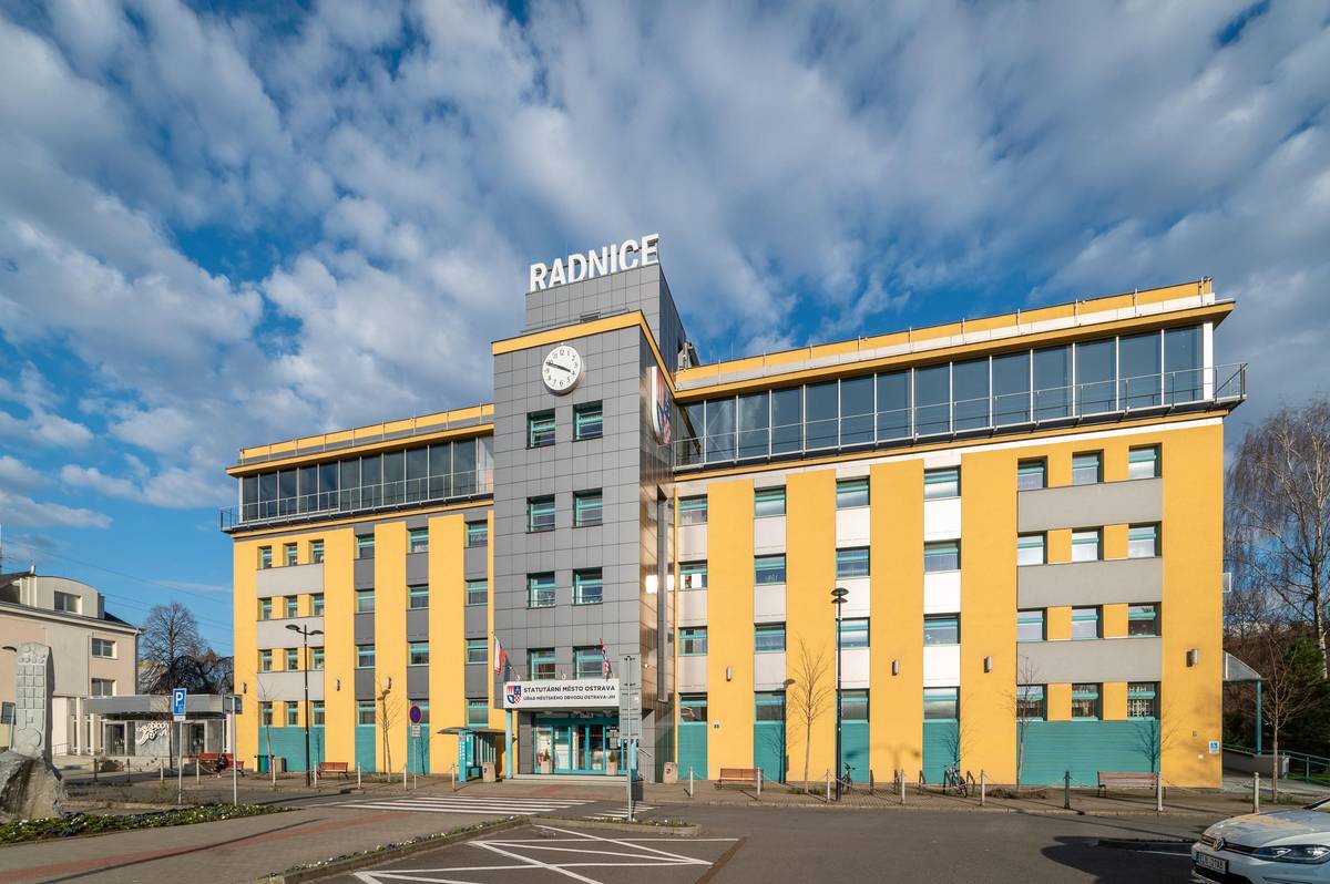 První letošní jednání zastupitelstva městského obvodu se koná dnes, ve čtvrtek 19. března 2026, ve 4. patře budovy A Úřadu městského obvodu Ostrava-Jih na ulici Horní, a to od 13 hodin. On-line přenos z jednání zastupitelstva můžete živě sledovat ZDE. Program jednání zastupitelstva si můžete stáhnout ZDE. Pořízen bude také videozáznam, který najdete spolu s dalšími videi na Youtube kanálu obvodu Ostrava-Jih ZDE. Materiály určené veřejnosti jsou k dispozici na informacích v budově úřadu a na webových stránkách obvodu v sekci Organy-samospravy/zastupitelstvo-1/materialy-na-zasedani-zastupitelstva.