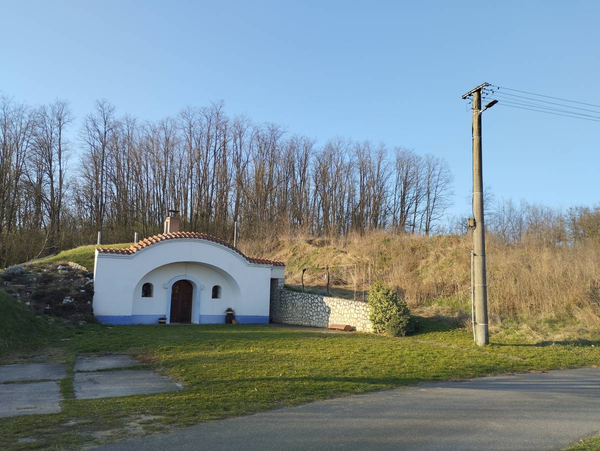 Obec Skoronice informuje občany, že od minulého týdne je v provozu nové veřejné osvětlení v lokalitě vinných sklepů Vinohrádky. Na základě žádostí a podnětů řady občanů proběhla kompletní výměna všech 12 svítidel VO za moderní úsporná LED svítidla s přirozenou teplotou světla, která bezesporu přispějí ke zvýšení bezpečnosti a uživatelského komfortu při pohybu po přilehlé místní komunikaci.