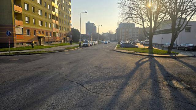 Rozsáhlá úprava prostoru křižovatky ulic Bayerova, Kozlovská a Šrobárova míří do další fáze. Město Přerov vyhlašuje otevřené zadávací řízení na stavební práce za více než 30 milionů korun a zve dodavatele k podání nabídek. „Cílem projektu je zvýšit bezpečnost a plynulost dopravy v jedné z nejzatíženějších částí Přerova a zároveň zpříjemnit pohyb chodců i cyklistů,“ uvedl náměstek pro dopravu Tomáš Navrátil. S realizací se počítá na jaře roku 2027.                               Číst dál...