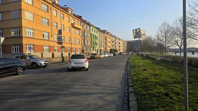 Na nábřeží Dr. E. Beneše se chystá vznik nového podélného parkovacího pruhu a zároveň oprava vozovky – město proto schválilo zadávací podmínky a spouští výběrové řízení na zakázku v hodnotě 8,54 milionu korun bez daně.                               Číst dál...