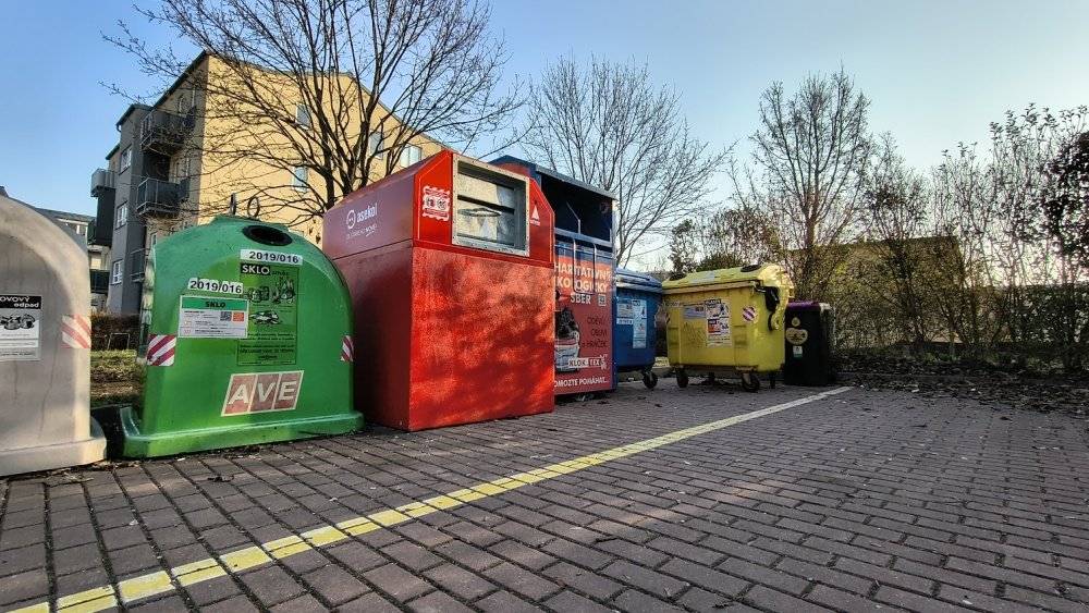 V Českodubské ulici je umístěn kontejner na elektroodpad společnosti Asekol. Dává to smysl, na sídlišti je velká hustota obyvatel. Velkou bolestí tohoto kontejneru bylo, že byl velmi často převrácen. Poprvé nám převrácený kontejner nahlásil ochotný občan přes aplikaci Munipolis v dubnu 2025. Pak byl převrácený v červenci a hned zase v srpnu. Pak byl chvíli klid, ale v prosinci byl převrácený dvakrát. Pak znovu v lednu, pak v únoru a zase v březnu. Už na podzim jsme s lidmi z Asekolu vymýšleli, co s tím. Nám i Asekolu vadí neustále řešit převrácený kontejner. Zároveň jsme nechtěli o kontejner na elektroodpad přijít. To by bylo totiž nejjednodušší řešení. Ale zrovna zde na sídlišti má kontejner smysl a elektroodpad je potřeba třídit. Asekol nám nabídl, že nás zařadí do pořadníku na jiný typ kontejneru, který by nemělo být tak snadné převrátit. Dočkali bychom se v průběhu druhého čtvrtletí. Ale pak se kontejner párkrát převrátil a z Asekolu přišel nápad, že k nám dají jeden atypický kontejner, který má podstavu z betonu. Paní říkala, že ho nikdy neviděla převrácený. Tak uvidíme. A už je na místě. Martin Mach, radní