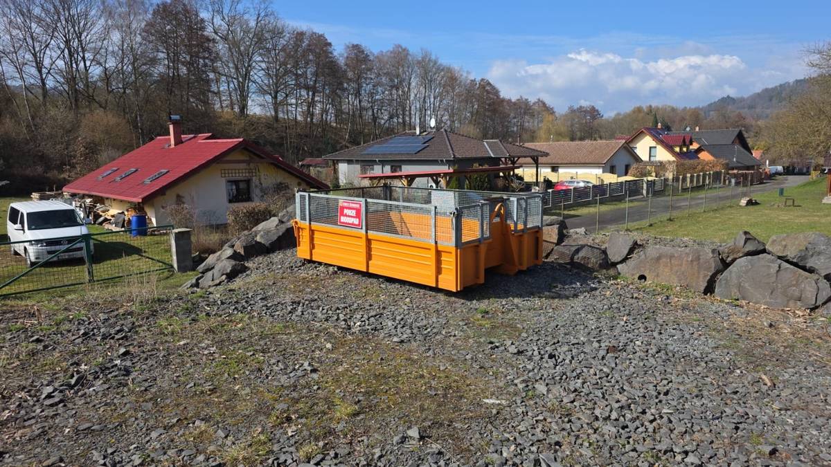 Vážení občané,     po dobré zkušenosti z minulých let pokračujeme ve sběru bioodpadu vlastní komunální technikou. Aktuálně je oranžový kontejner umístěn v Dubině na vyvýšeném parkovišti vedle hřiště a v Sedlečku u KD. K dispozici budou minimálně do pondělí 23.3.2026. Poté se postupně budou přesuvat do dalších částí obce. Pokud by se kontejner naplnil dříve, zajistíme jeho vyvezení.     Co do bioodpadu patří?     Posekaná tráva, drny, plevel, spadané ovoce, odpady z ovoce a zeleniny, větve (nastříhané/štěpkované), listí, zemina, pokojové rostliny bez květináčů, slupky, skořápky z vajec, kávová sedlina, čajové sáčky, piliny, omezené zbytky jídel (nikdy tekuté)     Děkuji za spolupráci.     Josef Fiala starosta obce