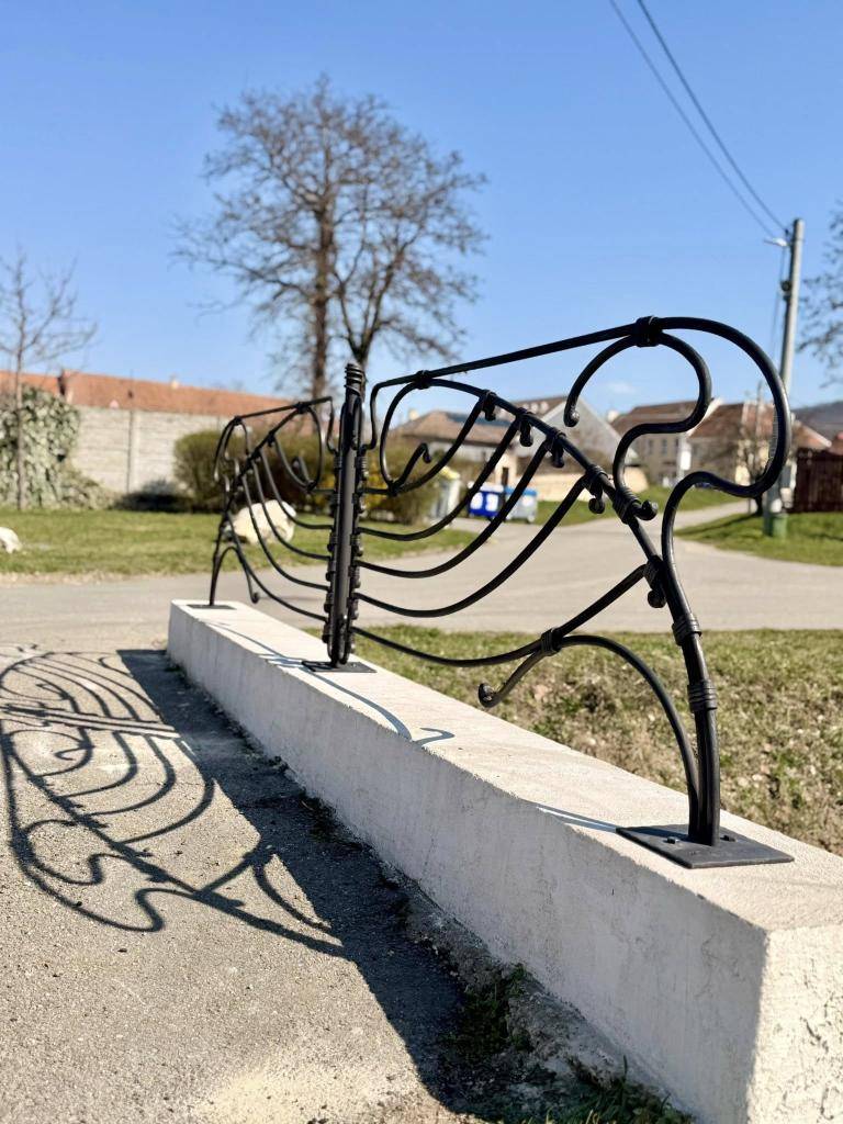 Mostek na hřiště má svou finální podobu. V první fázi jsme opravili betonový základ a nyní, ve fázi druhé, získal mostek pohádkové zábradlí, které mu dodalo úplně nový šmrnc.