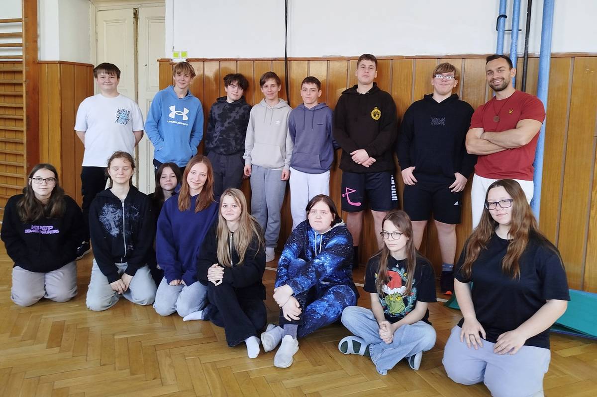 Jeden z workshopů projektu „Pojď žít Naplno!“, který je cílený na žáky litoměřických základních škol, se konal v uplynulých dnech na Základní škole Na Valech. Projekt vznikl z iniciativy Odboru sociálních věcí a zdravotnictví Městského úřadu v Litoměřicích, který tak reaguje na aktuální potřeby dětí v oblasti životního stylu.  Pod vedením trenéra a bývalého učitele Ondřeje Pospíšila si žáci sedmých tříd vyzkoušeli lekci cvičení s vlastní vahou. Kromě pohybu se však věnovali i motivaci kdy společně hledali sny a cíle, kterých by chtěli v životě dosáhnout. Akce probíhá za finanční podpory města Litoměřice, které tímto krokem aktivně přispívá k prevenci narůstající obezity a duševních potíží u dětí. Cílem projektu, je ukázat školákům nový pohled na svět a naučit je pečovat o své fyzické i psychické zdraví. Na workshop navíc navazuje měsíční program, během kterého si žáci s trenérovou podporou upevní zdravé návyky a zapracují na svém osobním rozvoji. {gallery}02026/zit_naplno{/gallery}