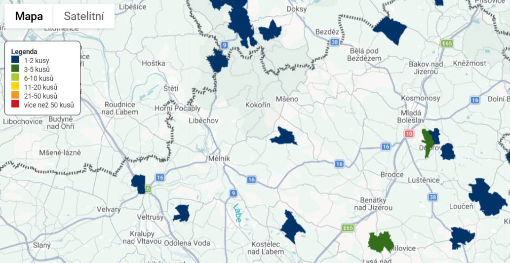 Z článku na webu Mělnický deník přinášíme důležité informace - především pro majitele pejsků: Aujeszkyho choroba, která může ohrozit psy i další zvířata, se objevila u divočáků v lesích na Mělnicku. Podle mapy výskytu Státní veterinární správy už je potvrzeno osm případů na pěti místech. Po dvou bylo zachyceno v katastrech Nové Vsi, Dřínova a Medonos, po jednom v Dřísech a naposledy v Živoníně. Podle Státní veterinární správy není důvod k panice, k opatrnosti ale ano. Majitelé by neměli nechávat psy na procházkách ve volné přírodě bez dozoru. Virus se totiž přenáší především kontaktem s krví nakaženého prasete. Podle ředitele SVS Zbyňka Semeráda představuje riziko zejména kontakt psů s krví divočáků při naháňkách. „Vysoce rizikové je také zkrmování syrového masa a vnitřností divočáků psům nebo dalším zvířatům,“ dodal. Mapa nákazy zde: mapa