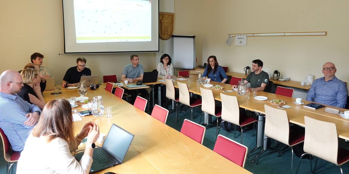 Šumavské cyklobusy letos vyjedou 1. května a v provozu budou až do 11. října 2026. Denně o letních prázdninách (1. 7. až 31. 8.) je již posedmé doplní oblíbený vimperský speciál na Kvildu, Zadov a do Strážného financovaný částečně přímo městem Vimperk a obcemi na trase. Nově bude vimperský cyklobus součástí Integrovaného dopravního systému Jihočeského kraje (IDESKA), časově zkoordinován s novou přeshraniční linkou (níže) a bude zavedena bezhotovostní platba jízdného (kartou apod.). Významnou novinkou letošní sezony bude zahájení provozu nové přeshraniční cyklobusové linky Vimperk-Lenora-Strážný-Philippsreut od července do 11. října 2026, s níž se svezete o víkendech a státních svátcích. Z této linky bude ve Philippsreutu možný přestup na bavorské linky 605 (směr Mitterdorf, Neuschönau, Freyung) a 606 (směr Haidmühle, Třístoličník, Waldkirchen). Veškeré aktuální jízdní řády a další informace jsou k dispozici na idos.cz nebo na webu Regionální mobilita a cestovní ruch regionale-mobilitaet.de/cs/jizdni-rady/ (od konce března vč. nové multimodální interaktivní mapy). Tato a další témata se projednávala ve středu 11. března 2026 na radnici ve Vimperku. Konala se pravidelná schůzka jihočeských a plzeňských dopravních, turistických a dalších organizací působících v česko-bavorském pohraničí: POVED, ČD Plzeň, ČD České Budějovice, GW Train Regio, město Vimperk, Národní park Šumava, destinační společnost Šumava žije, DMO Český Krumlov Region a Trägerverein Europaregion Donau-Moldau Freyung. Cílem jednání bylo vyměnit si zkušenosti z loňského provozu zejména přeshraničních a příhraničních autobusových a vlakových linek v turistické sezoně (v návaznosti na železnici, cyklostezky, turistické cíle). A současně se nachystat na hlavní turistickou sezonu 2026: období provozu, plánovaná spojení, změny vedení linek, uznávání celodenních (turistických) jízdenek na obou stranách hranice apod. Řešily se i očekávané provozní i infrastrukturní problémy (objížďky, výluky, mosty), formy propagace, dlouhodobé koncepční záměry (např. zprovoznění mostu na Bučině, lepší propojení dvou nejvýznamnějších šumavských středisek, tj. Modravy a Kvildy, v zimní období aj.). Jan Gregor, EUREGIO, manažer regionální mobility a turismu v příhraničí Dolní Bavorsko, Jižní Čechy, Plzeňský kraj