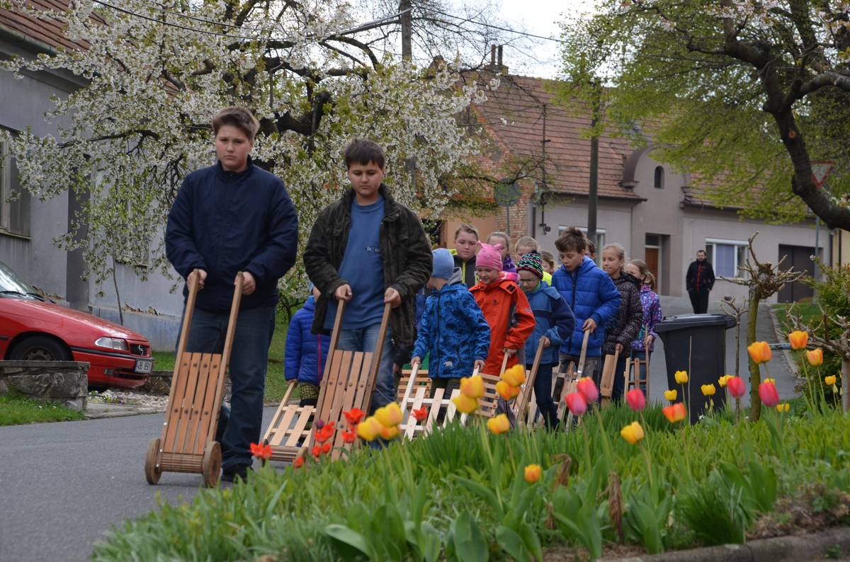 Naše obec se často prezentuje jako místo, kde panuje bohatý kulturní a spolkový život a kde udržování lidových tradic a zvyků není pouhým „folklórem“, ale společně prožívanou tradicí. Jedním ze zvyků, který má ve Skoronicích dlouholetou tradici, je také "Velikonoční hrkání". V souvislosti s nadcházejícími velikonočními svátky obec vyzývá všechny děti a mládež k aktivní účasti na tomto krásném obyčeji, který bude probíhat ve dnech 2. až 4. dubna 2026. Vezměte doma hrkače či řehtačky a vydejte se s nimi průvodem do ulic naší dědiny nahradit kostelní zvony, které „odletěly do Říma“. Termíny a časy hrkání jsou letos následující:  Zelený čtvrtek (2. dubna): 18:00 Velký pátek (3. dubna): 06:00/12:00/15:00/18:00  Bílá sobota (4. dubna): 06:00/12:00  Sraz je vždy před kostelem. Za účast na hrkání děti dostanou sladké odměny.